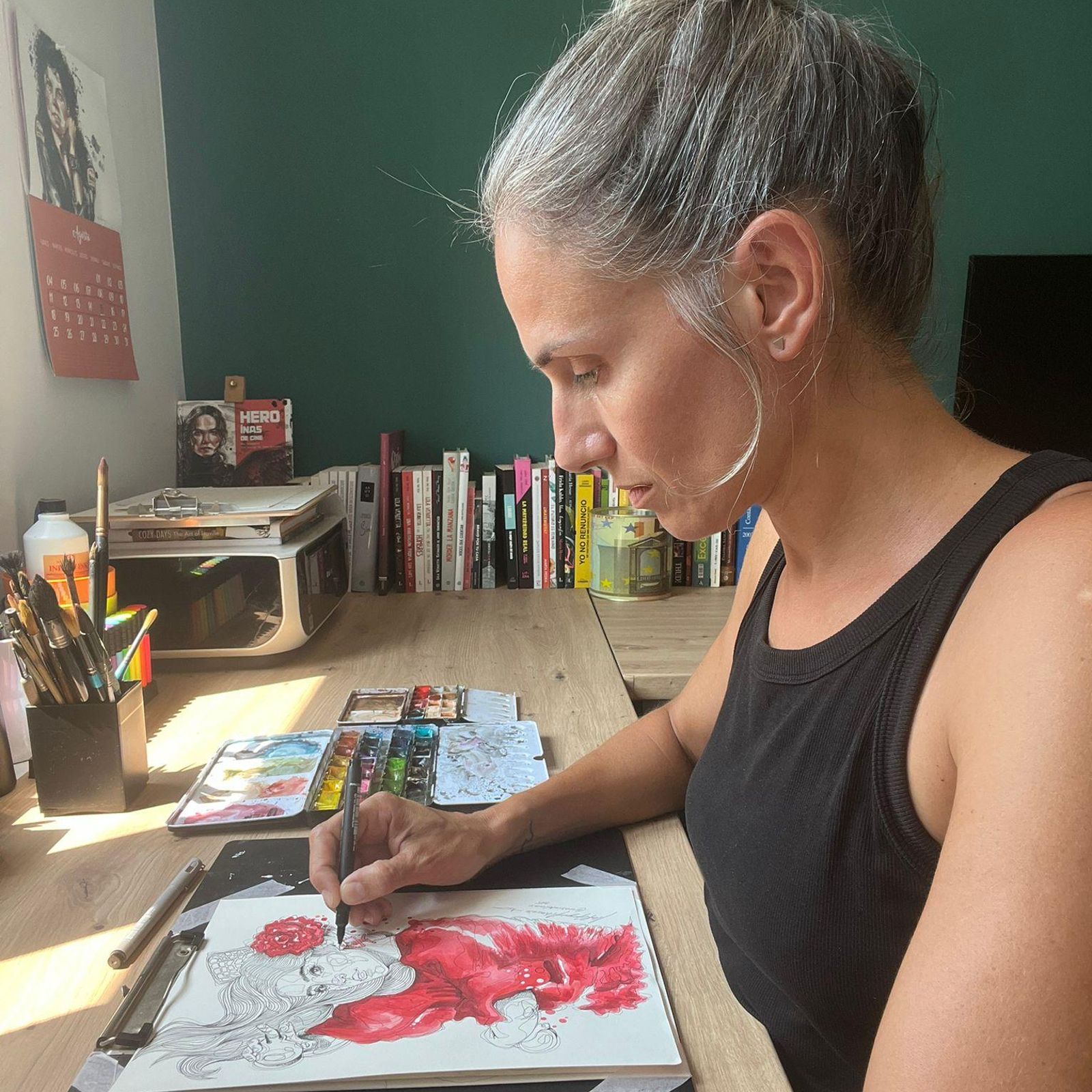 La diseñadora durante la elaboración del dibujo del cartel de Feria que ganó el concurso este año