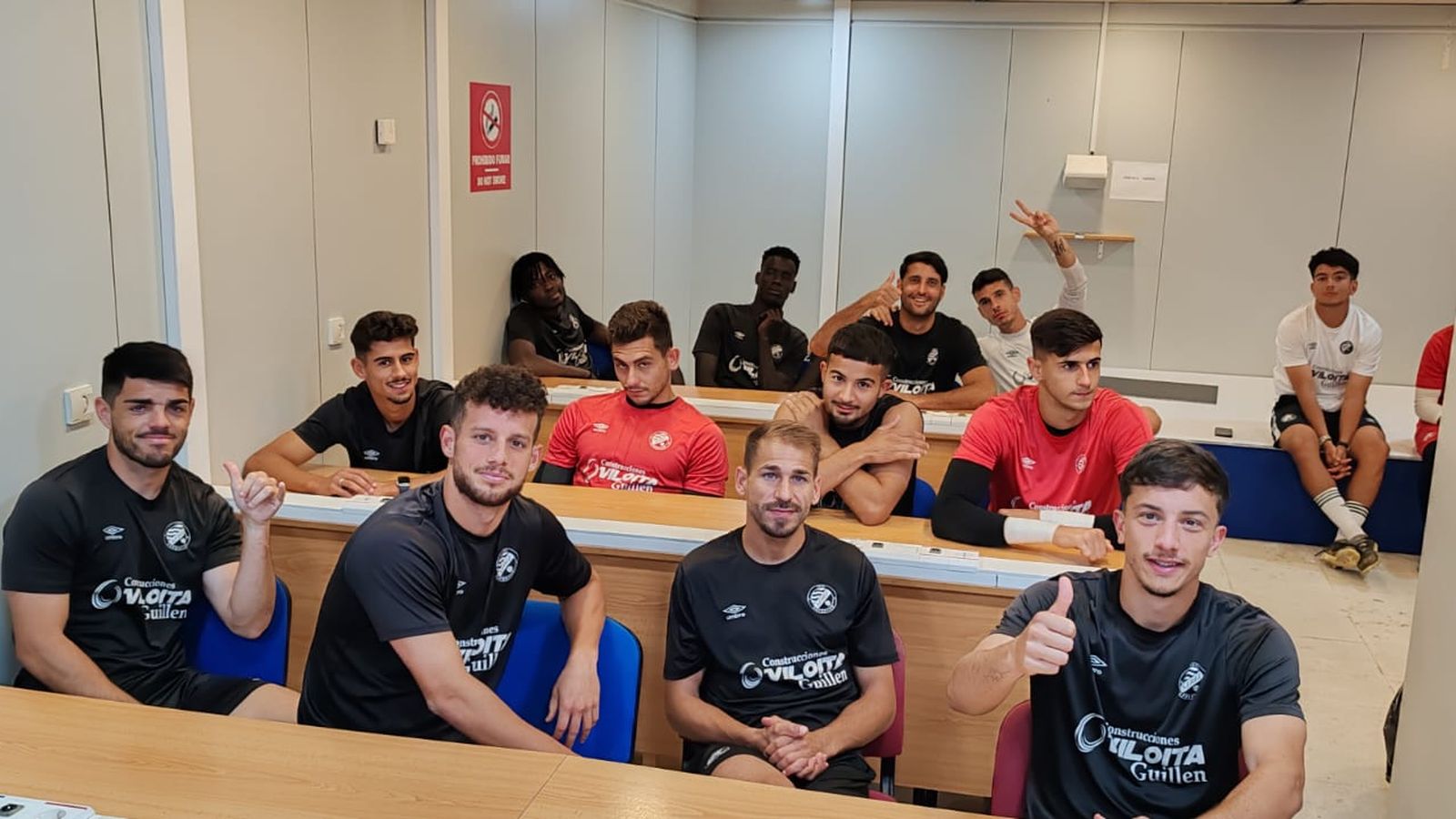 Los jugadores han acompañado al técnico en la rueda de prensa previa a la vuelta contra el Jove.