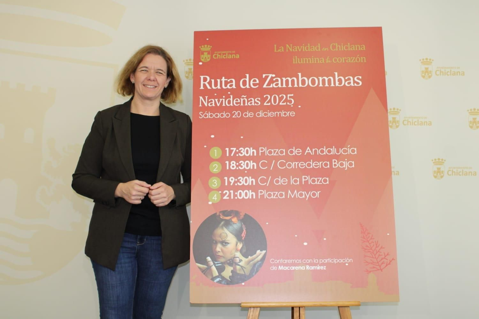 Manuela Pérez, junto al cartel de esta actividad.