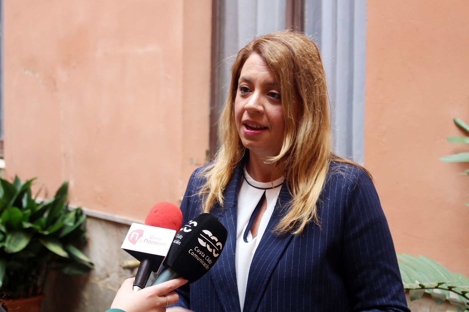Elena Sumariva (Ciudadanos), durante un encuentro con los medios en el Ayuntamiento de Sanlúcar.