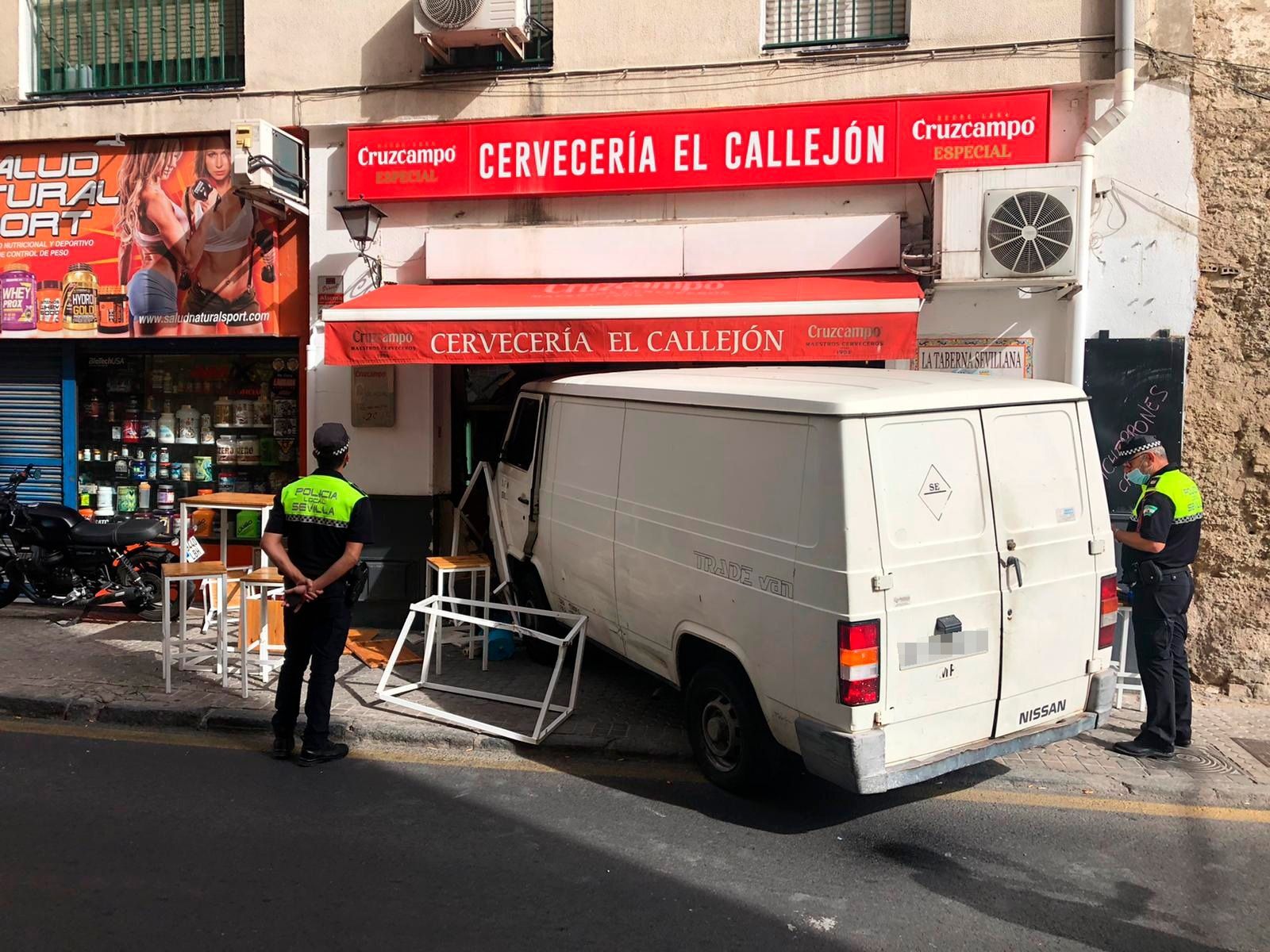 Una furgoneta se empotra contra un bar en la Puerta Osario