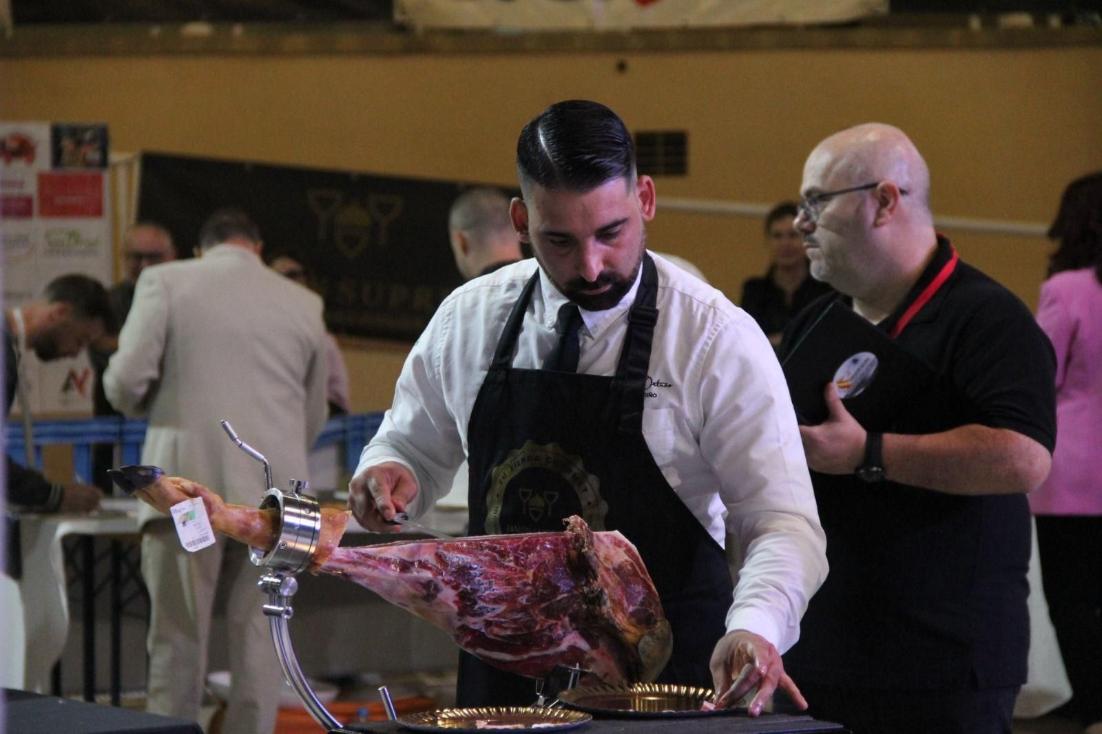 Ortuño corta un jamón y lo emplata en un concurso este año.