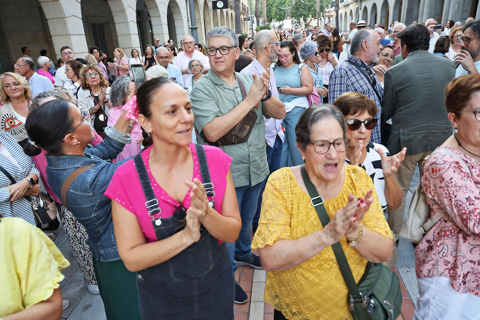 Concentración en Huelva de protesta por la polémica con los cribados de cáncer de mama en Andalucía