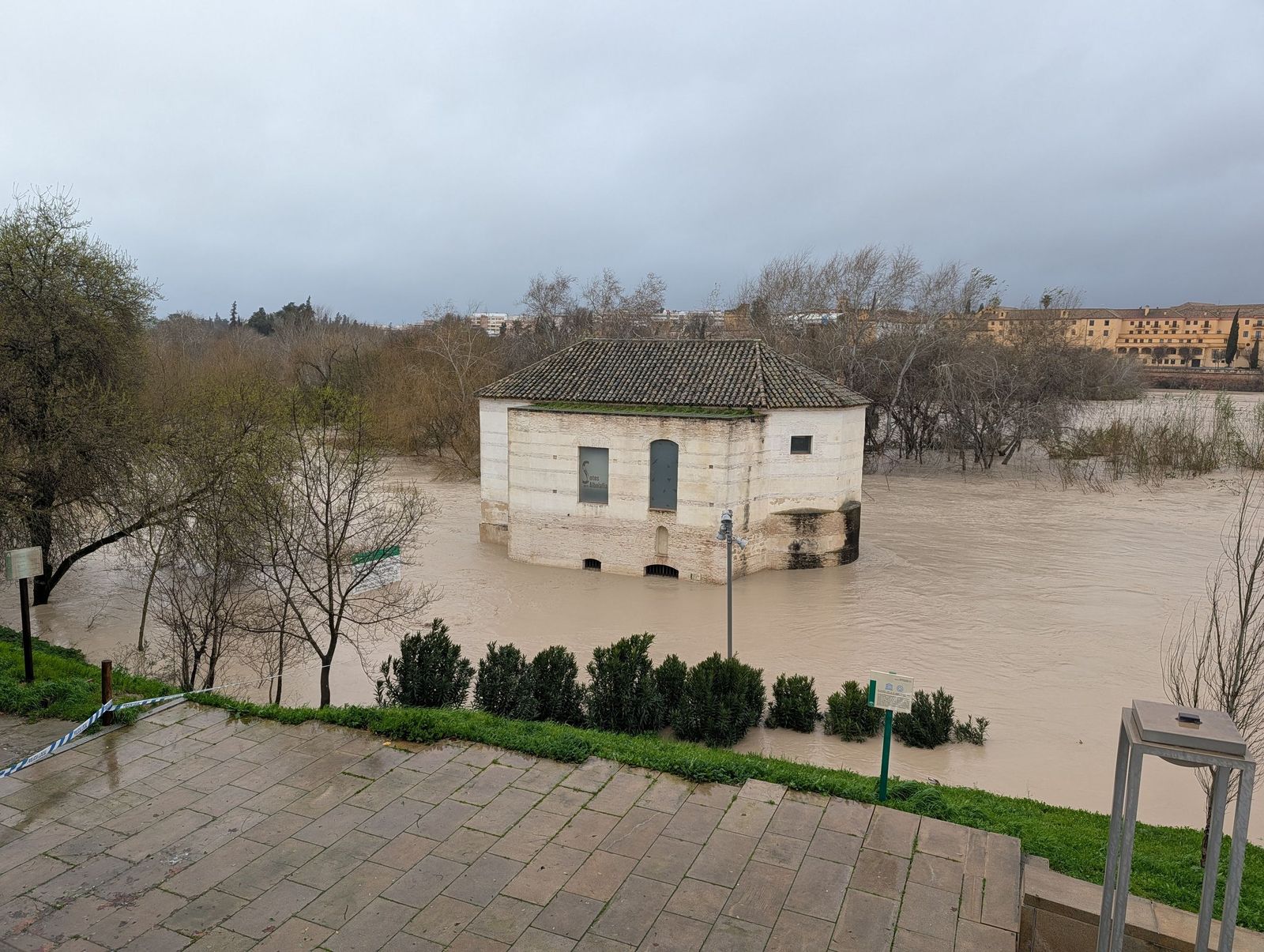 El río Guadalquivir supera los cuatro metros de altura a su paso por Córdoba, en imágenes