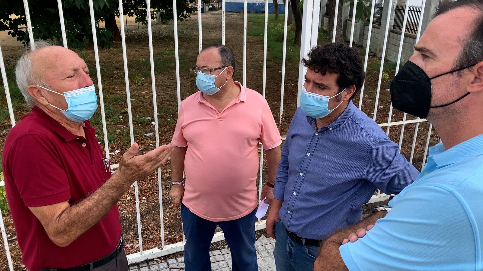 Un momento de la visita de los ediles de Cs a La Granja.