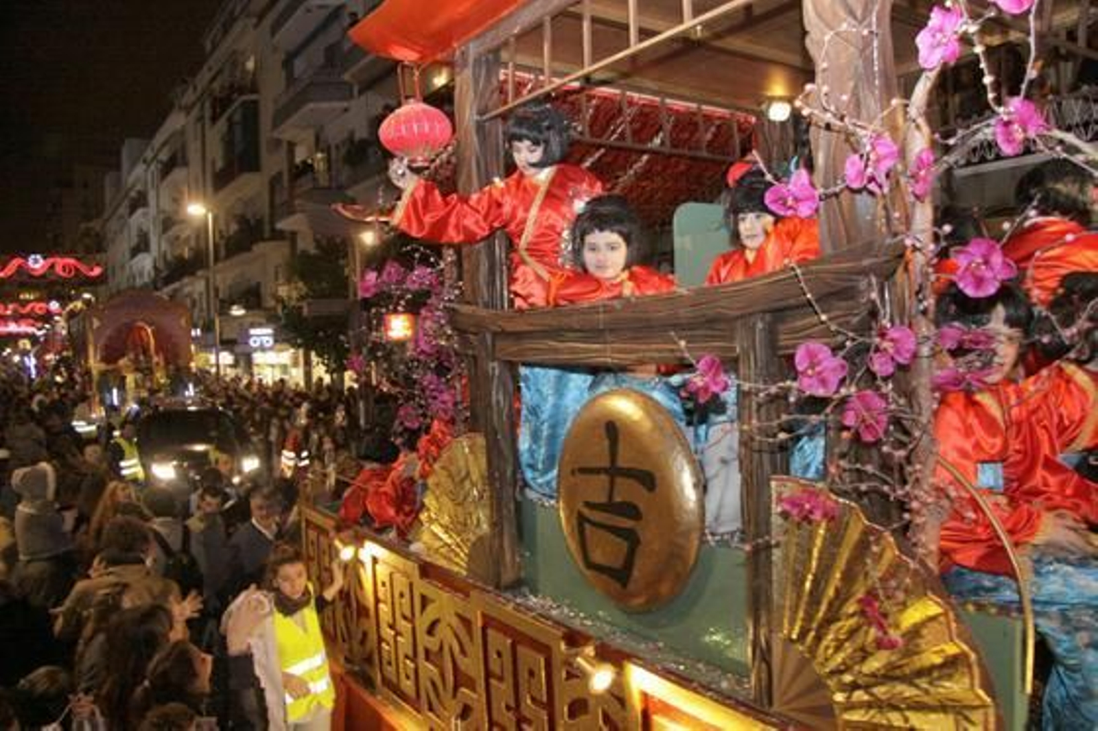 Cabalgata de los Reyes Magos por la calle Asunción. / Belén Vargas