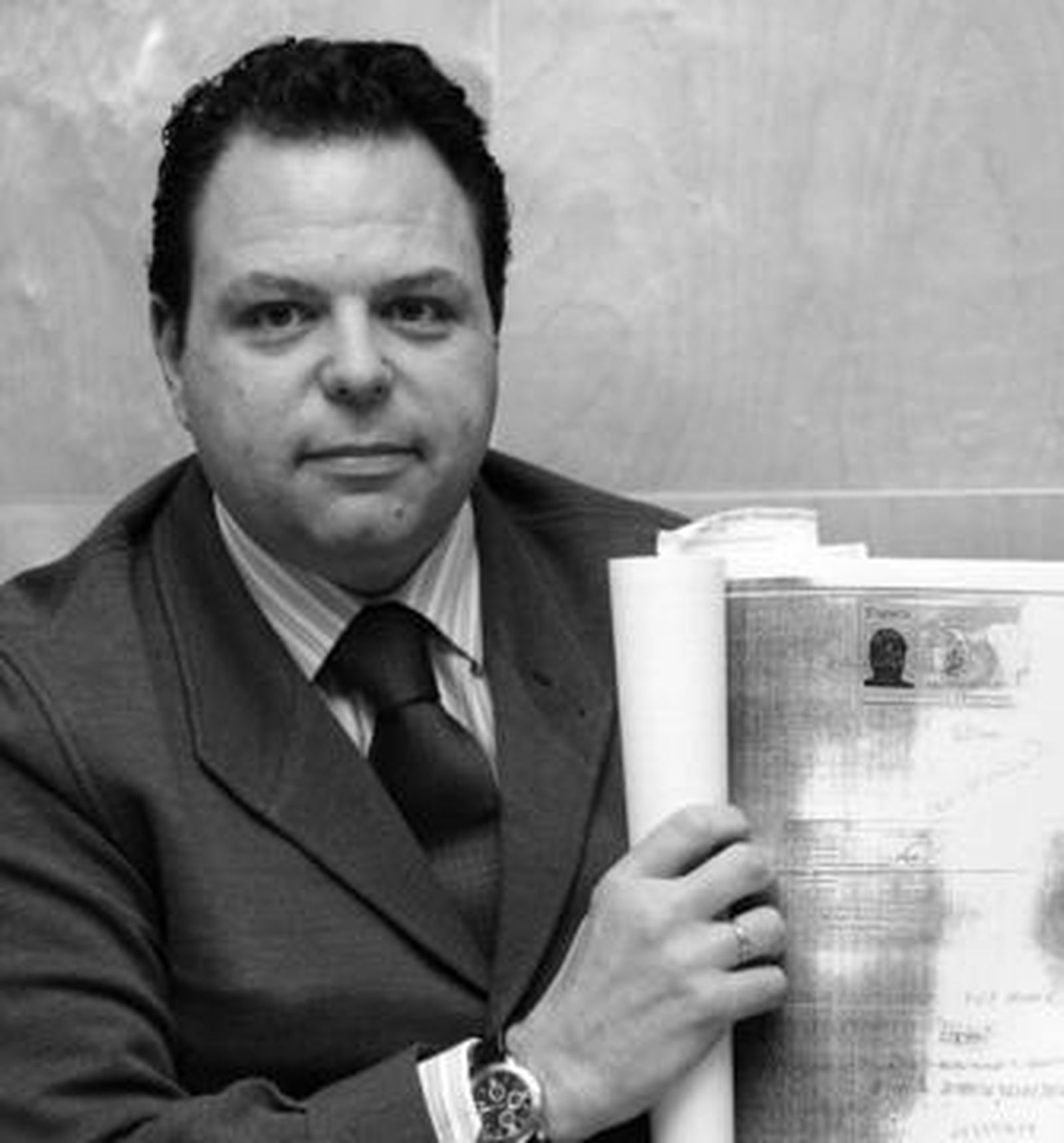 Fernando Rojas muestra la fotocopia de su DNI con la que se cometieron las estafas.