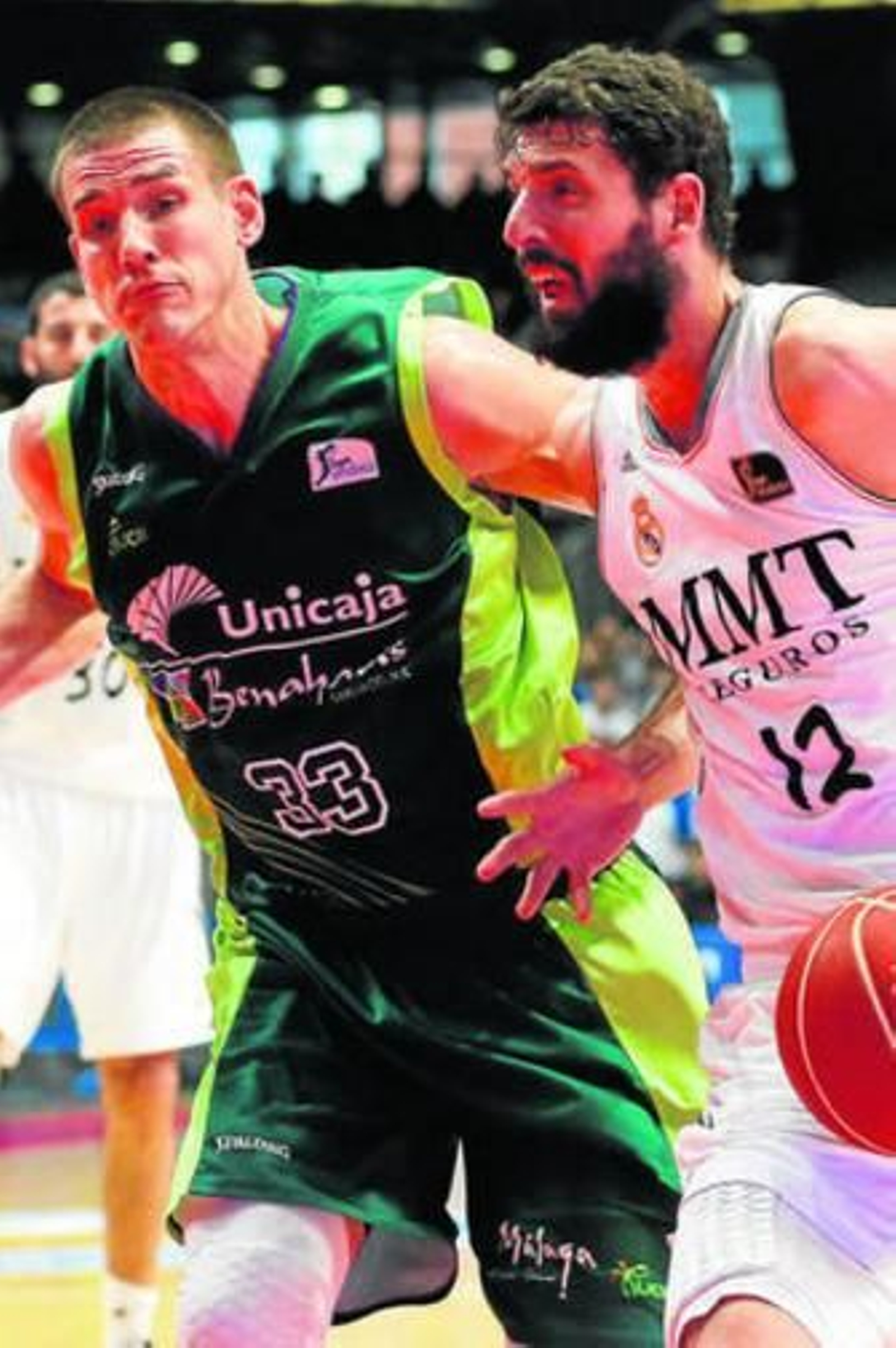 Caner-Medley defiende a Mirotic.