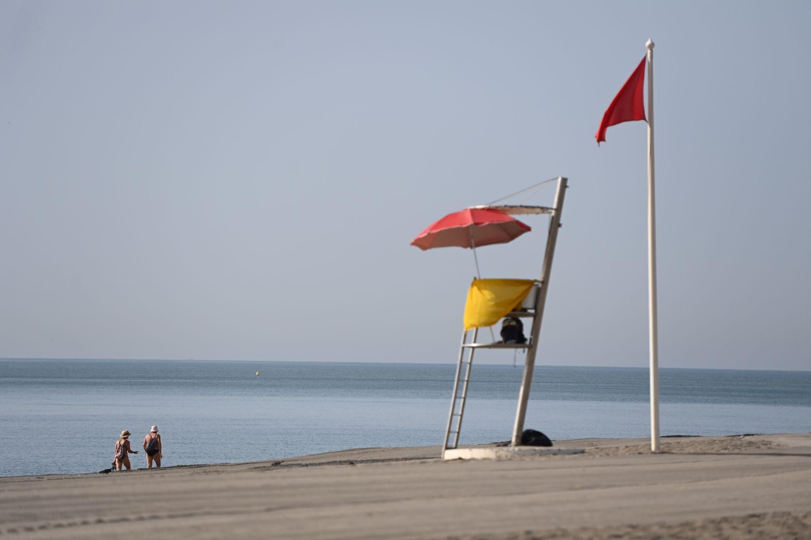 Bandera roja en la playa de Sacaba este miércoles.