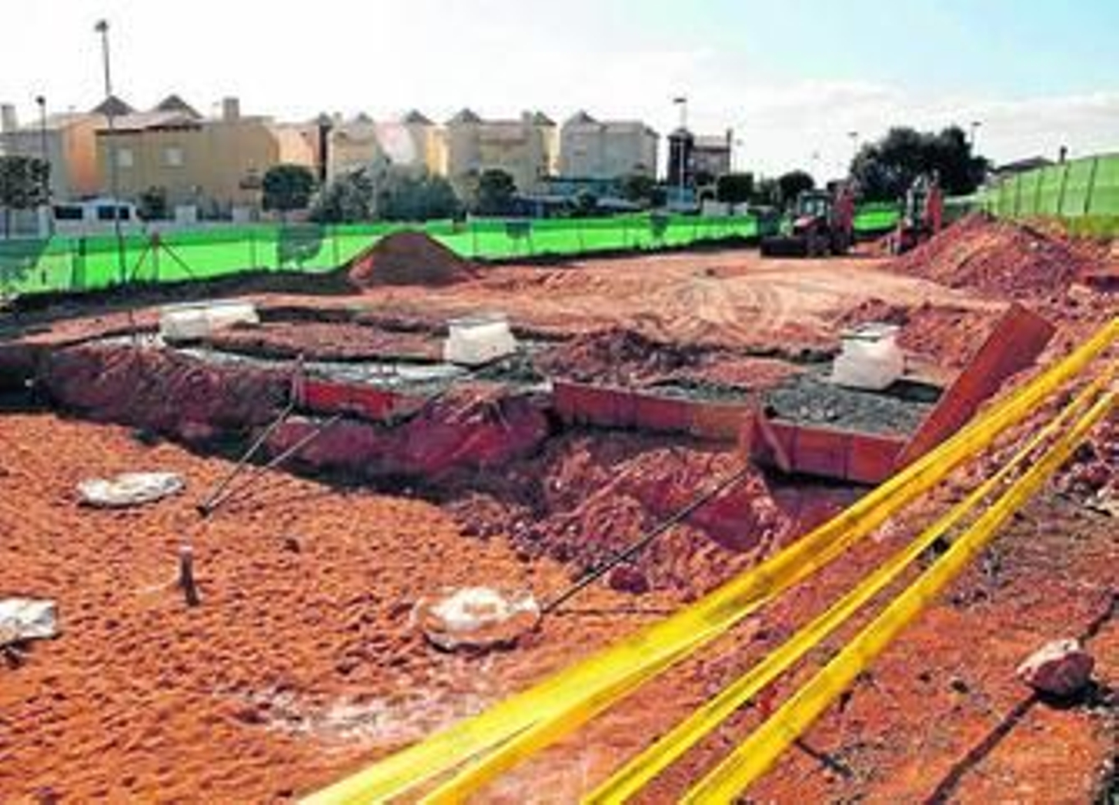 Obras de construcción de la gasolinera a pocos metros de unas viviendas.