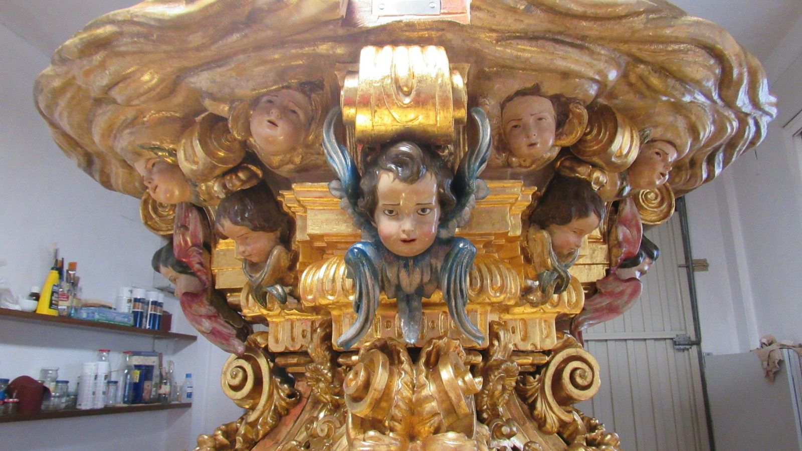 La peana de la Soledad durante su restauración