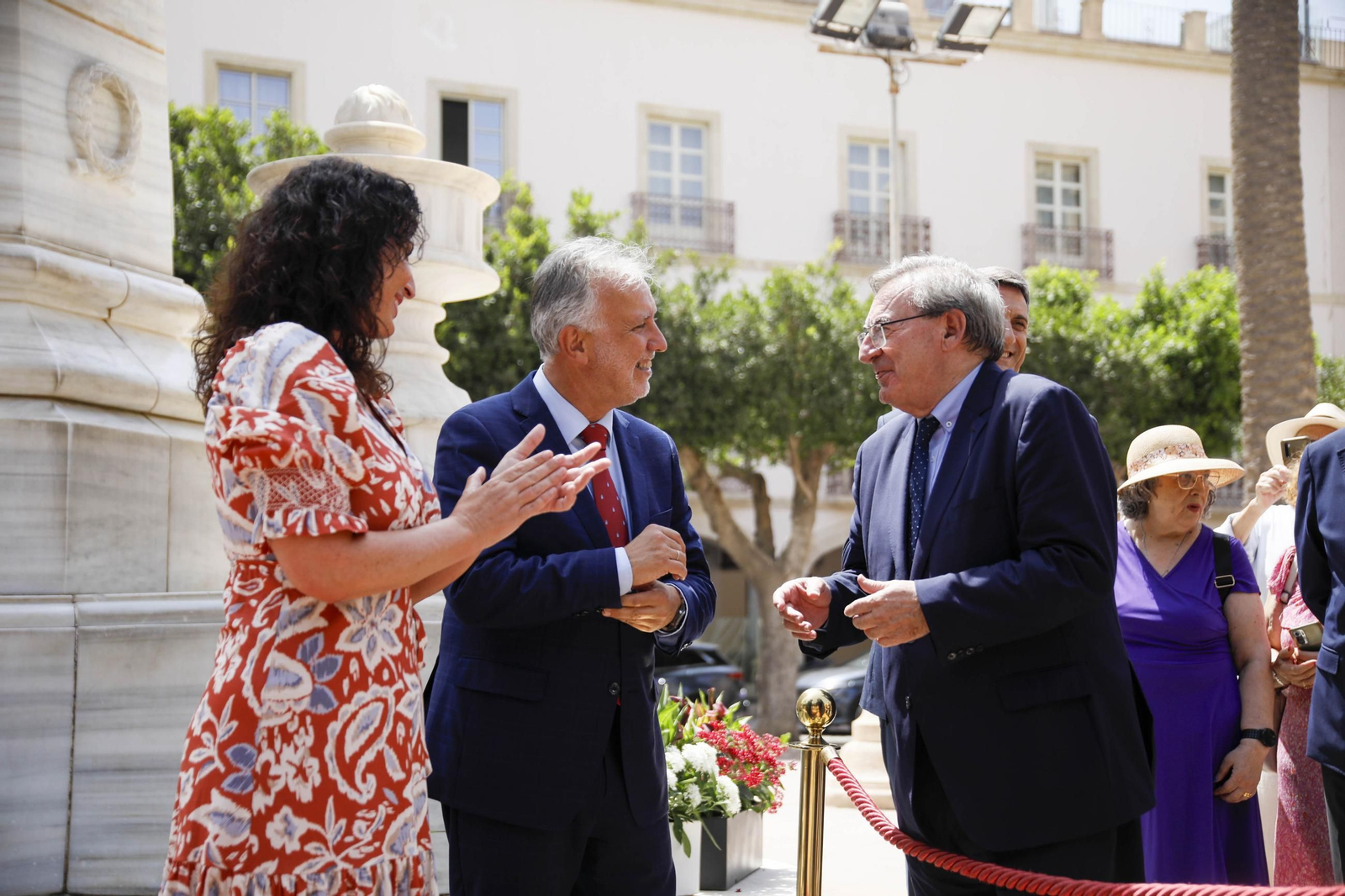 Placa de memoria histórica en el monumento de los coloraos, en imágenes