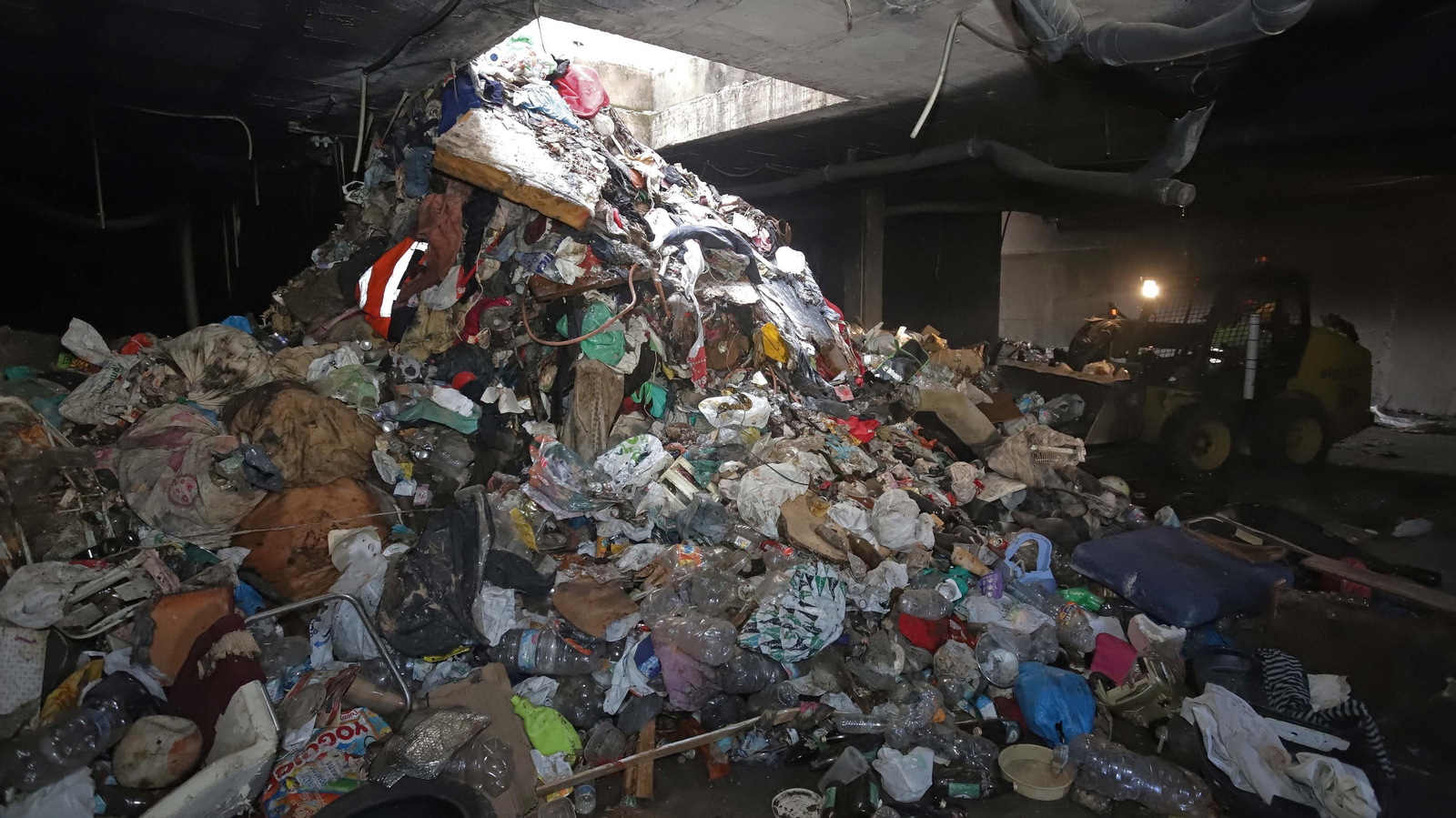 Fotos de las tareas de limpieza del edificio okupa en El Secano