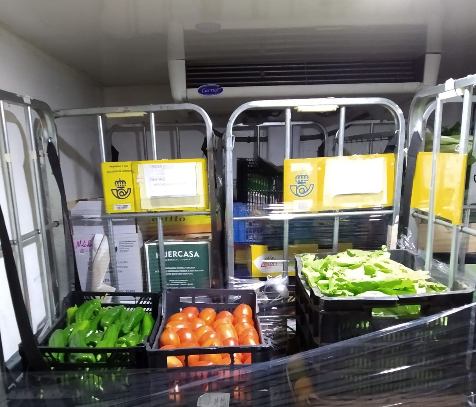 Varias cajas de hortalizas en uno de los vehículos frigoríficos de Correos.