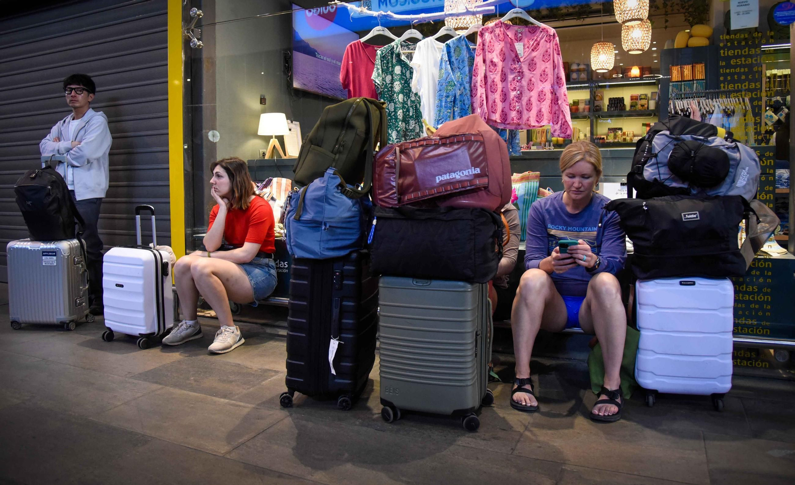 Caos en Santa Justa el día después del apagón