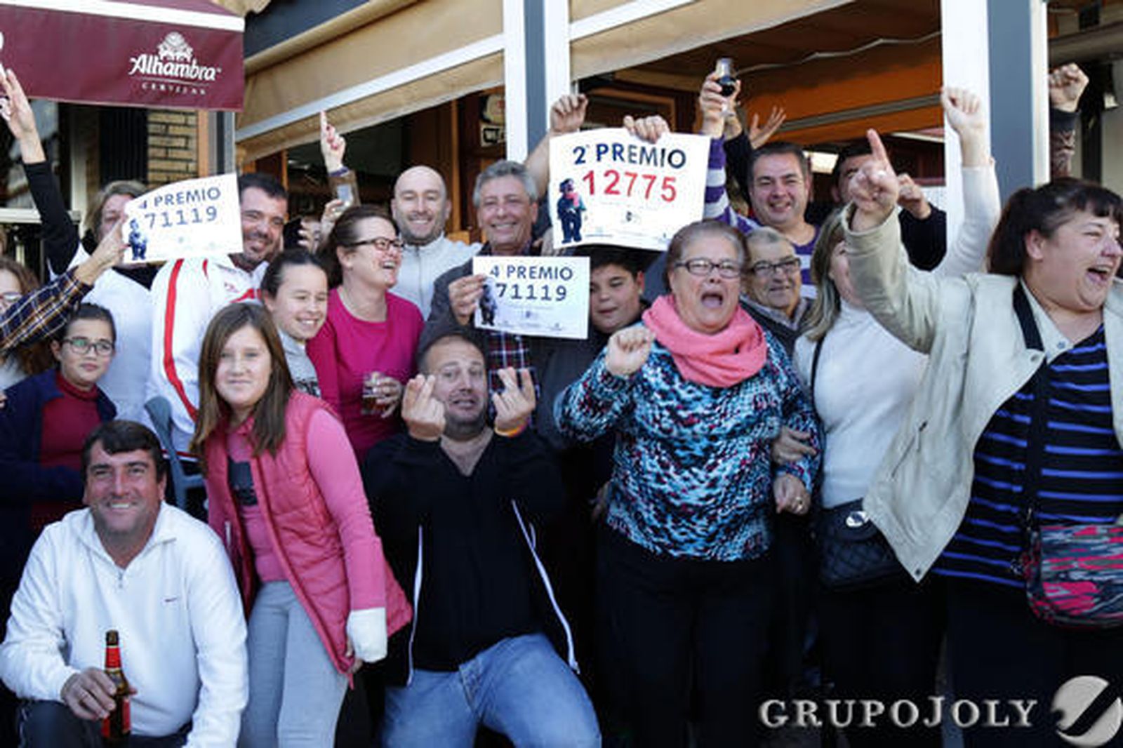 La Puebla de Cazalla celebra la suerte recibida con el segundo premio al número 12775.

Foto: M.J.López