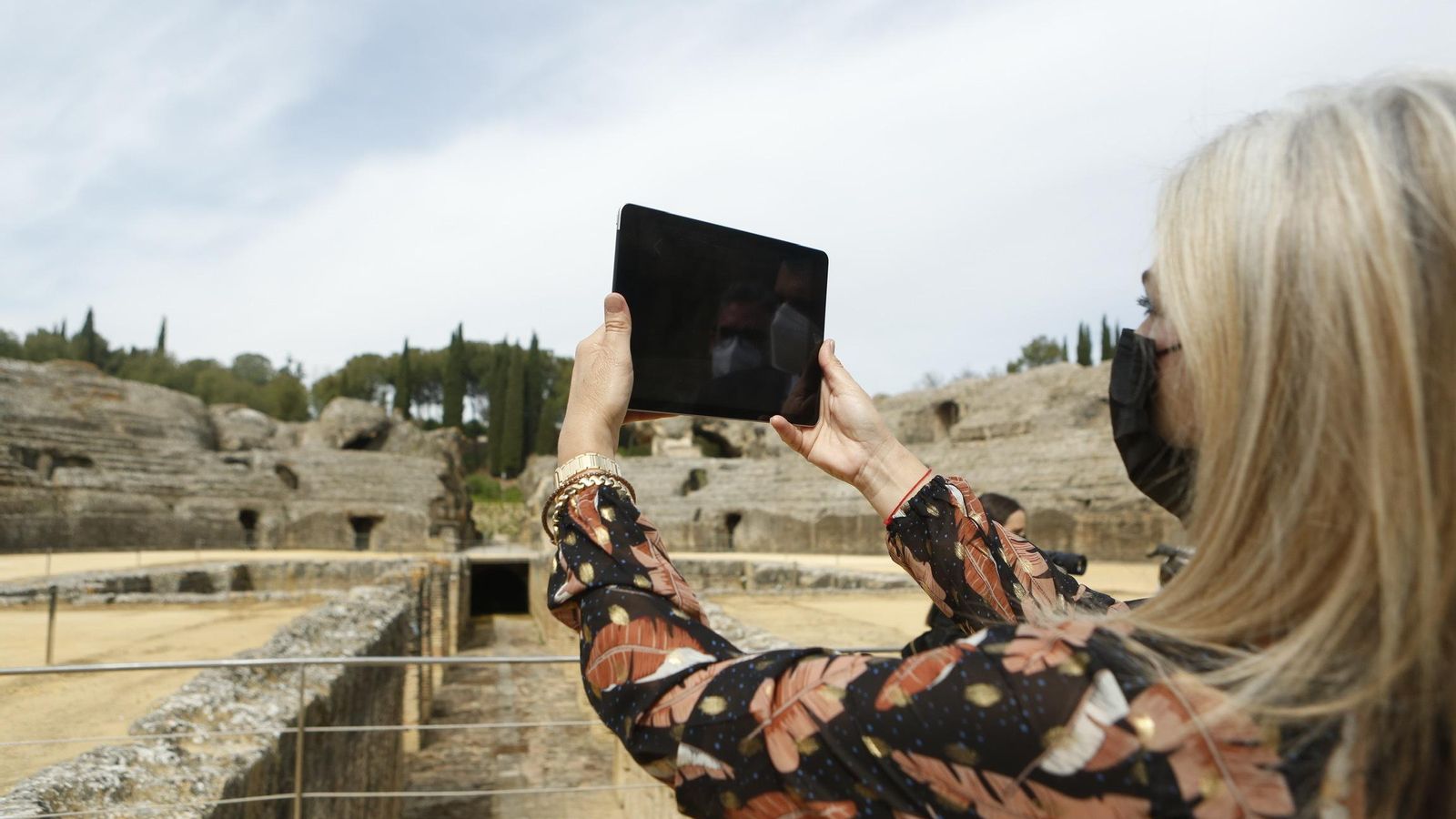 La consejera Patricia del Pozo usa la aplicación para ver cómo era el anfiteatro.