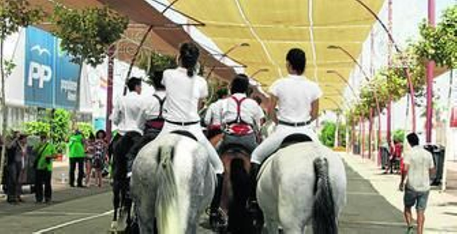 Alrededor de un centenar de jinetes y amazonas están participando en este concurso.
