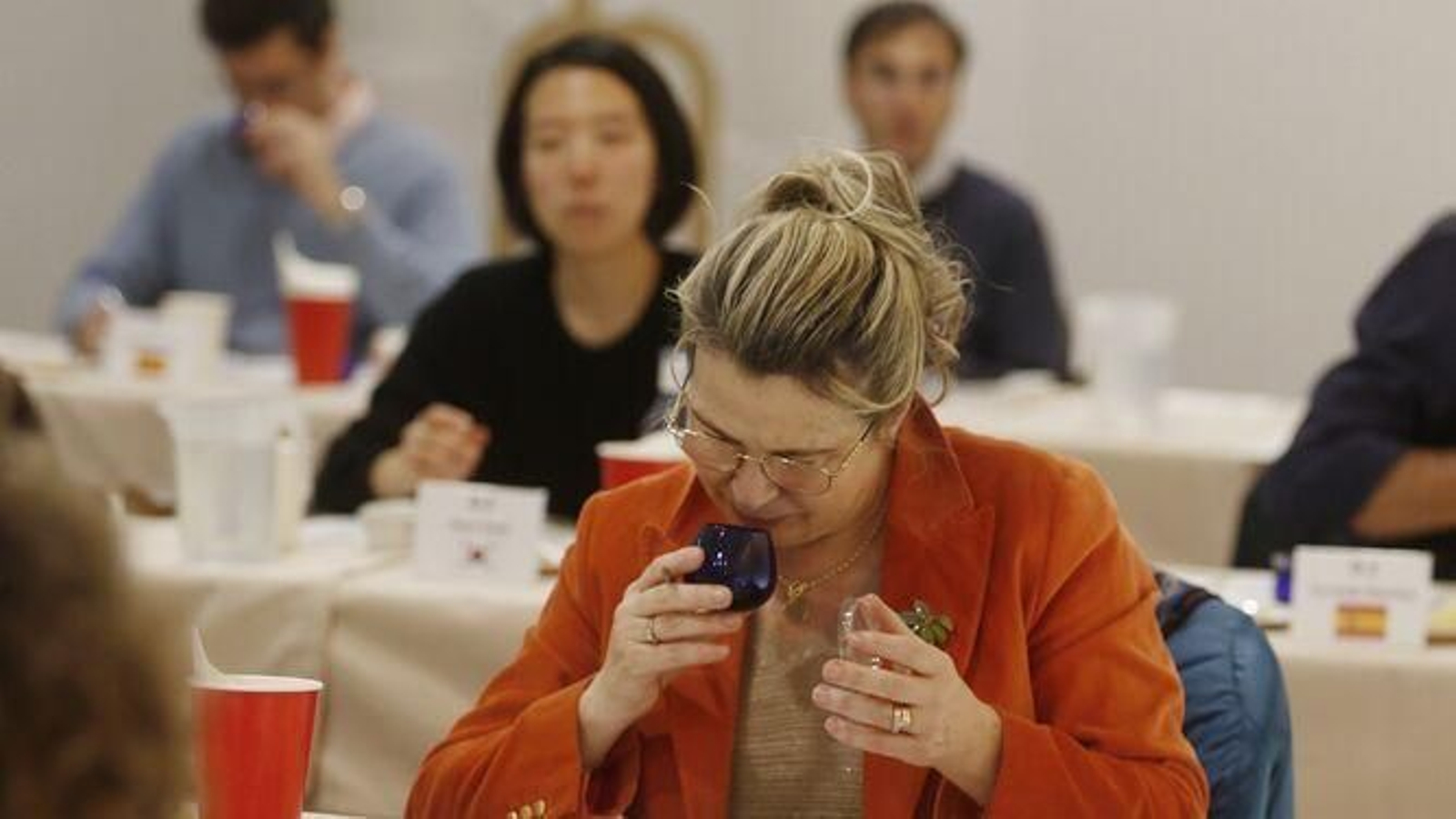 Catadora del Concurso Evooleum valora el aroma de uno de los aceites de oliva virgen extra