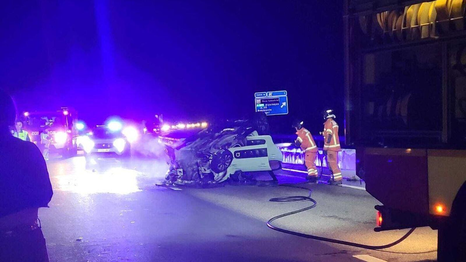 Los bomberos intervienen en el coche accidentado. Los bomberos intervienen en el coche accidentado.