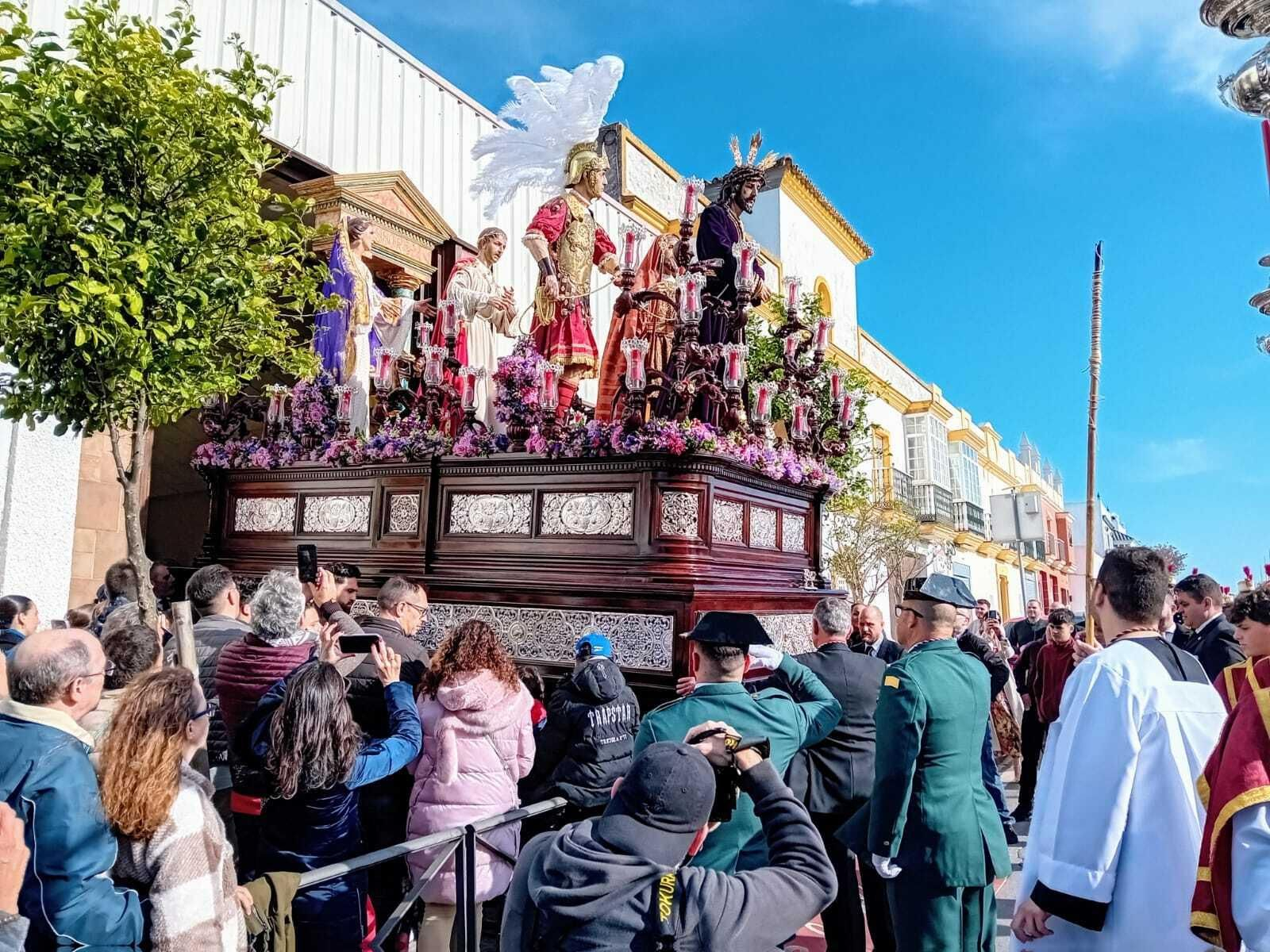 Las imágenes del Martes Santo en Chiclana 2024: El Amor y Afligidos
