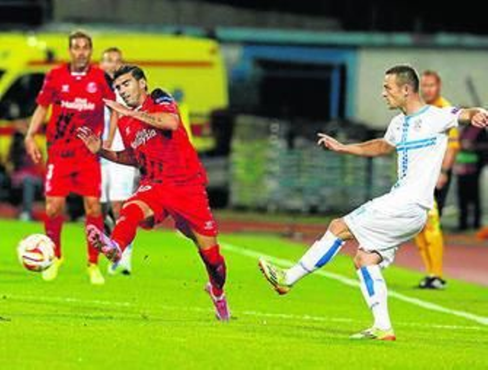 Reyes se tapa para evitar un pelotazo de Tomecak.