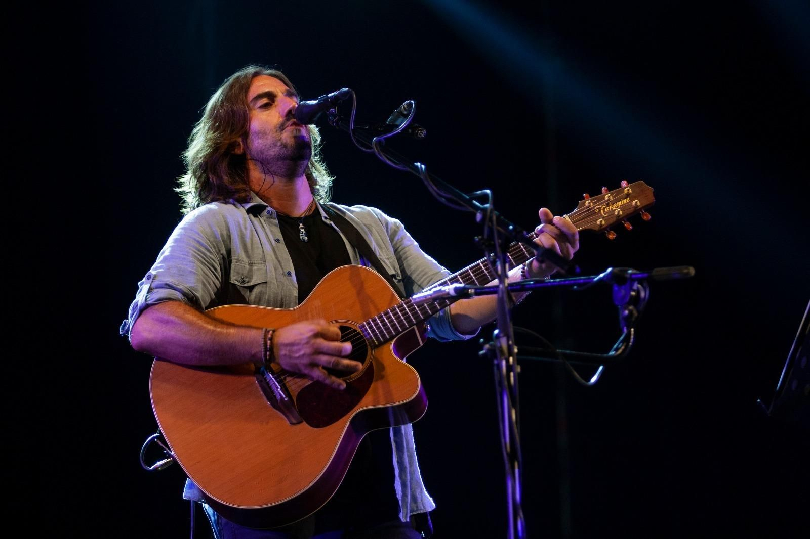 El cantautor gallego Andrés Suárez durante el concierto que ofreció en Bahía Sound.