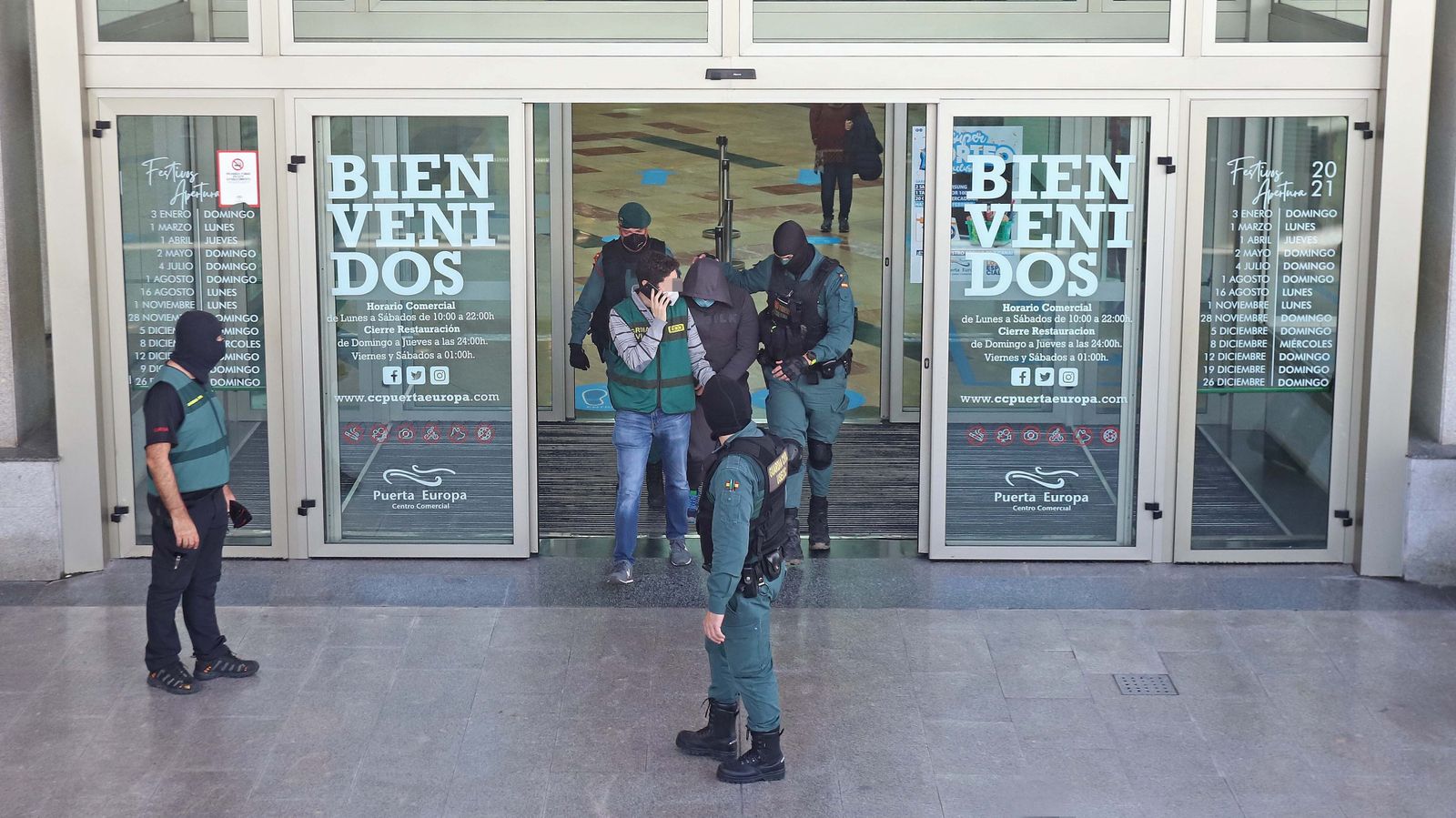 Registro de la Guardia Civil en el centro comercial Puerta Europa en Algeciras