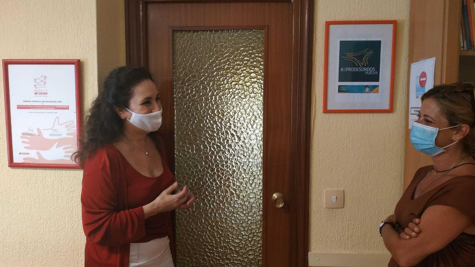 Teresa Millán, de la Fundación Cepsa, conversa con la gerente de Asprodesordos.