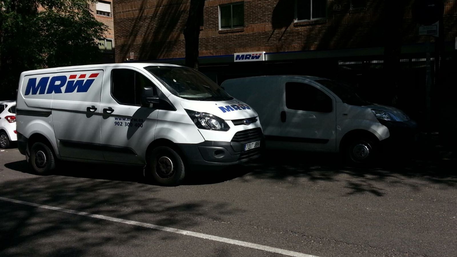 Una furgoneta de reparto de la empresa MRW circulando