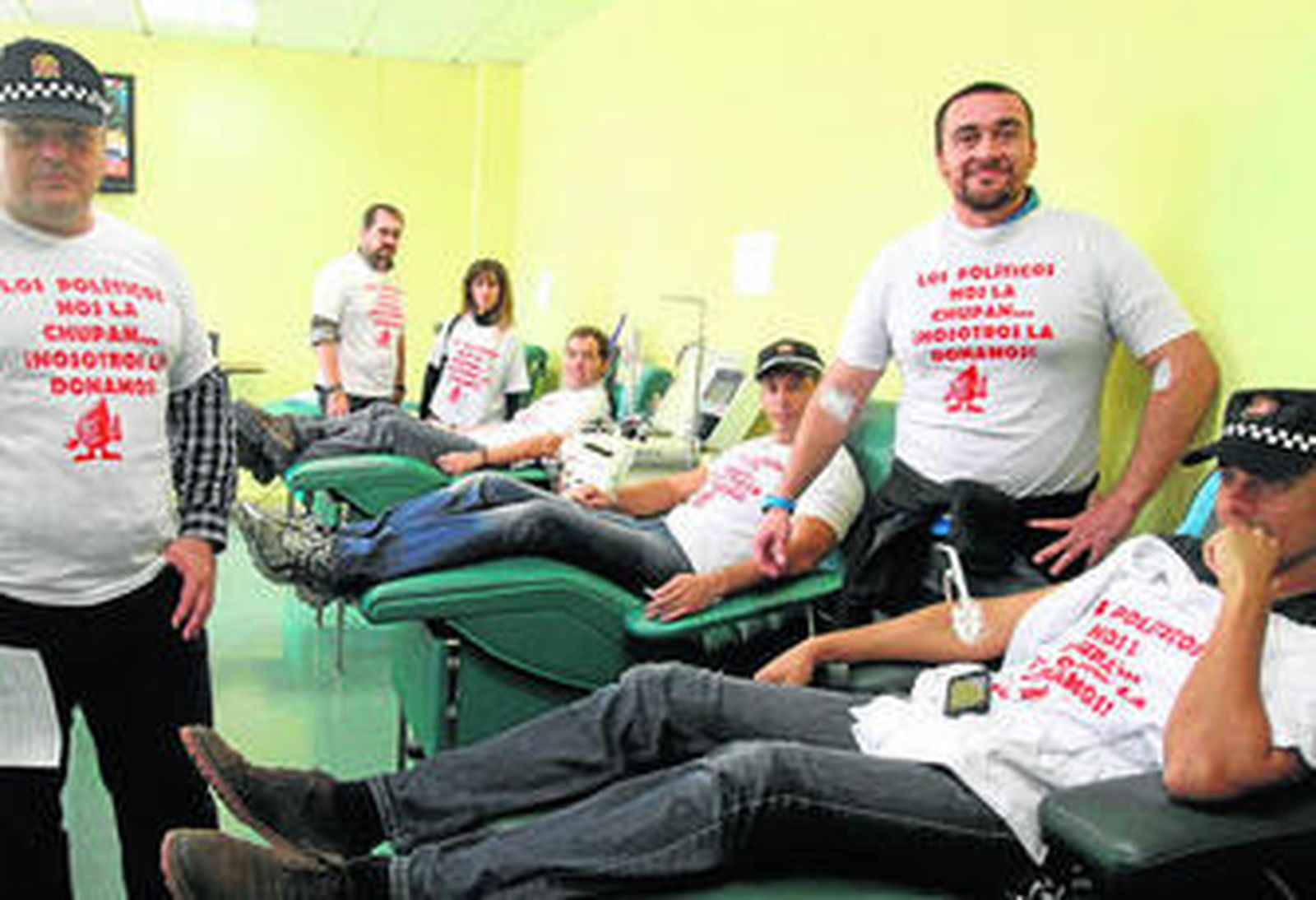 Trabajadores de fuerzas de seguridad, ayer, donando en el Centro de Transfusión Sanguínea.