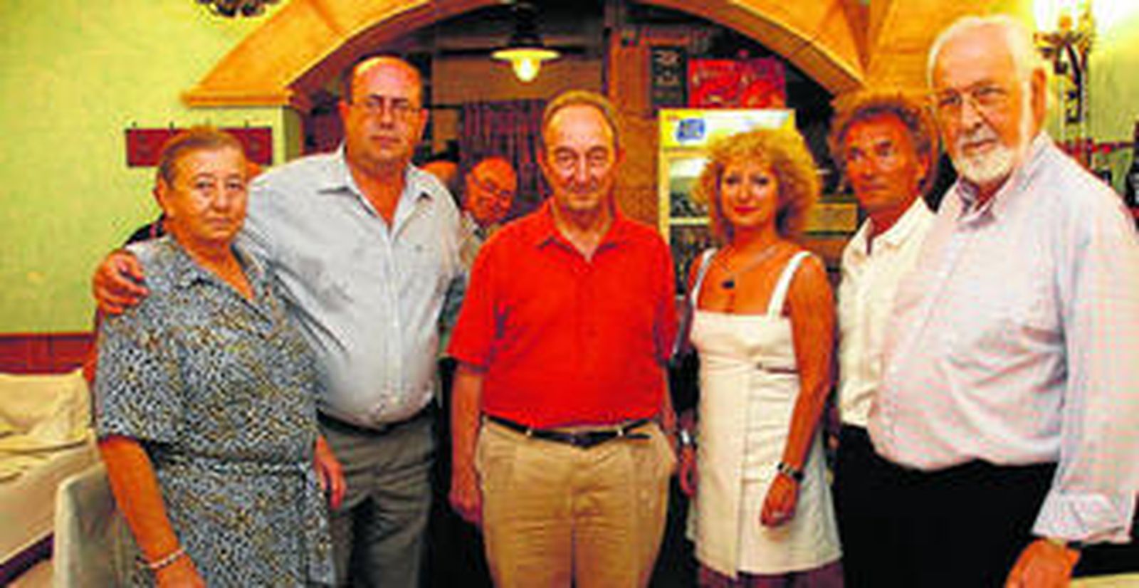 Bernadette Vergnaud y Juan José Rueda rodeados de miembros del Foro y las Tertulias.