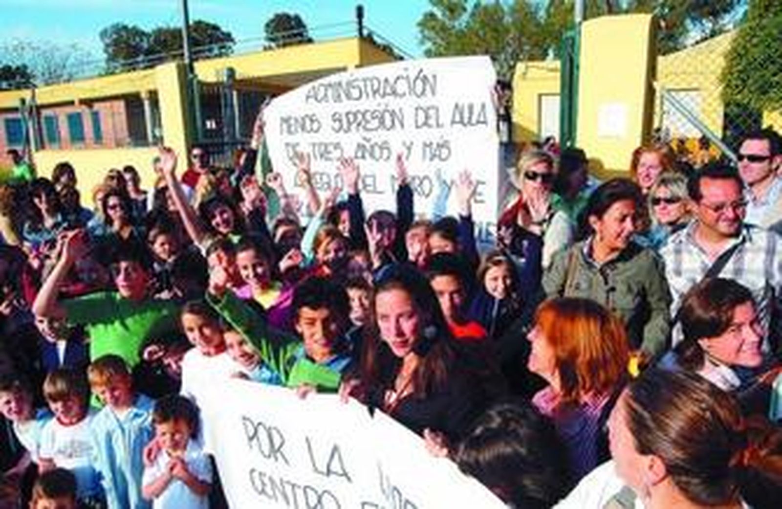 Padres y alumnos del Julio Coloma se concentraron ayer en la entrada del colegio.