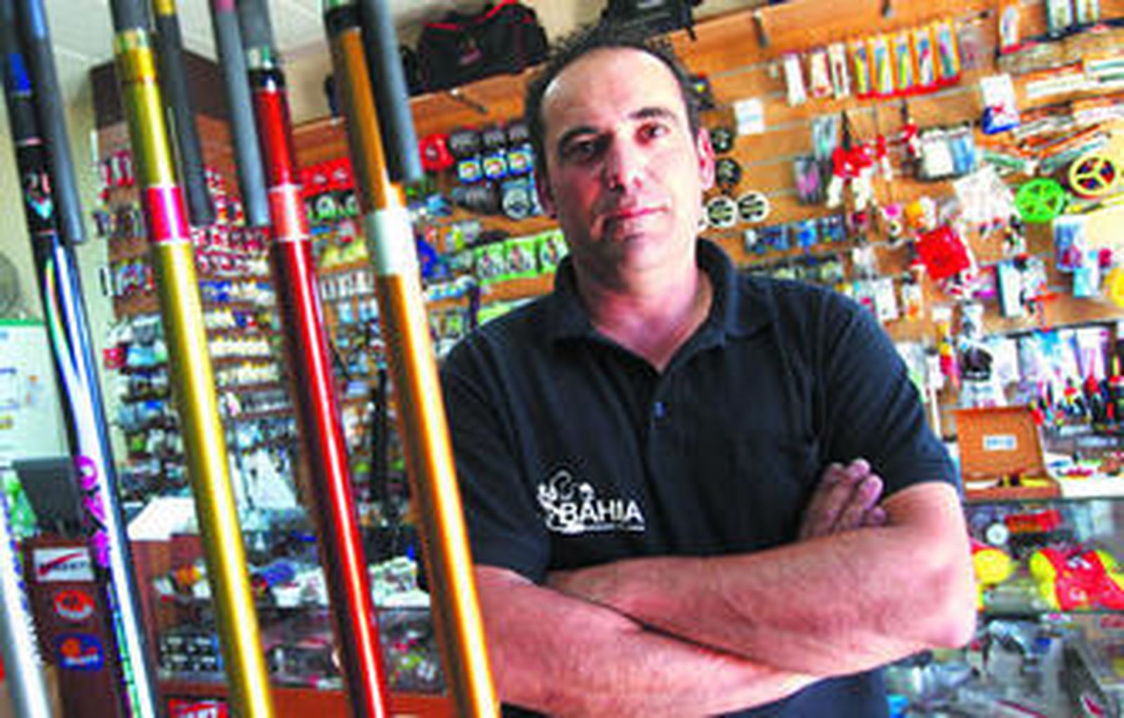 Jesús Vargas posa en su tienda de pesca La Bahía.