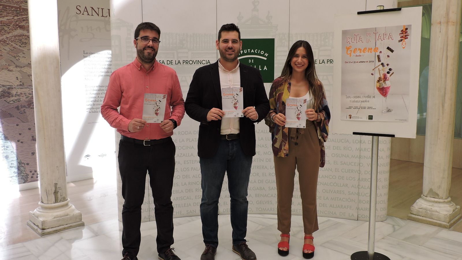 El alcalde, el diputado provincial y la concejala durante la presentación de la octava Ruta de la Tapa de Gerena..