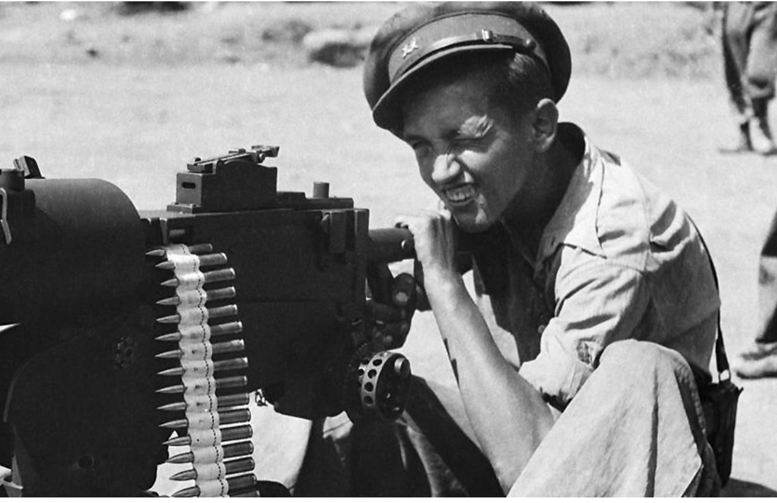 Francesc Boix con una ametralladora.