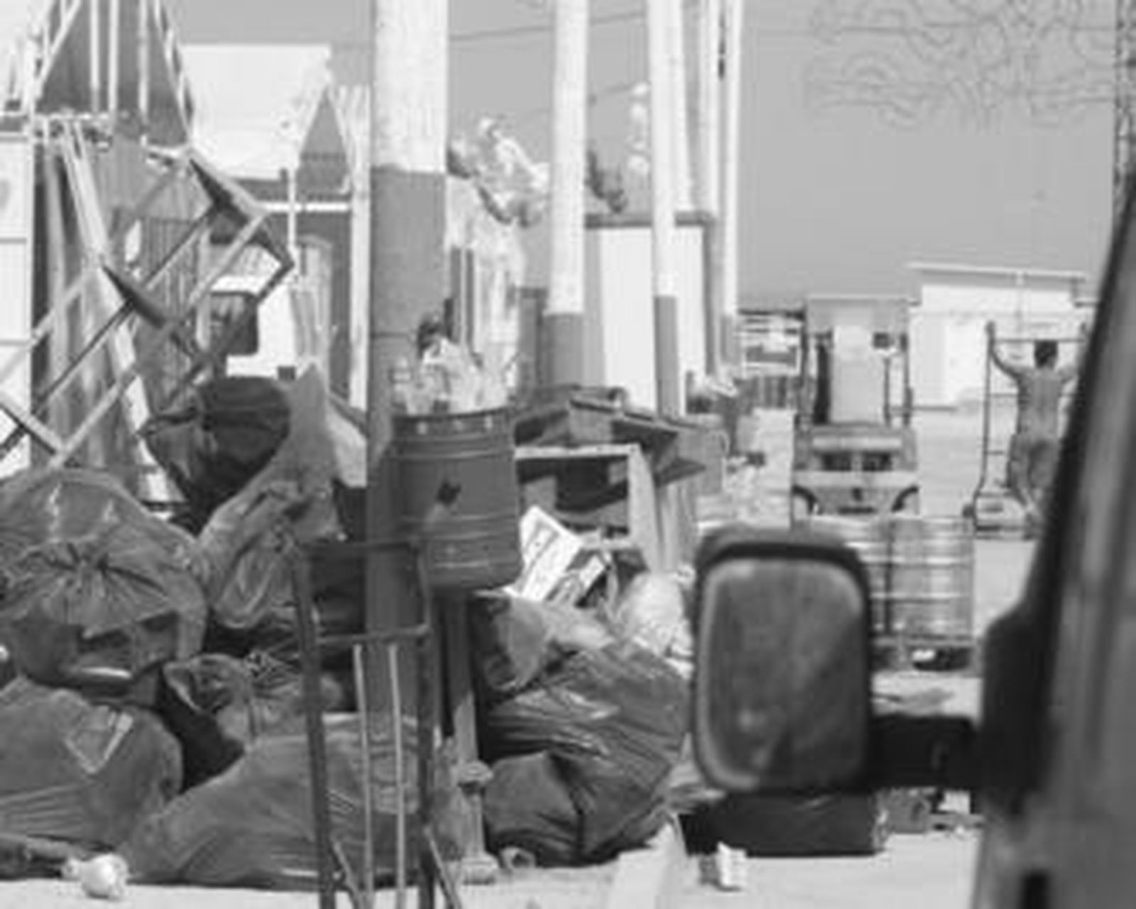 Los caseteros desmontan sus establecimientos en la tarde de ayer.