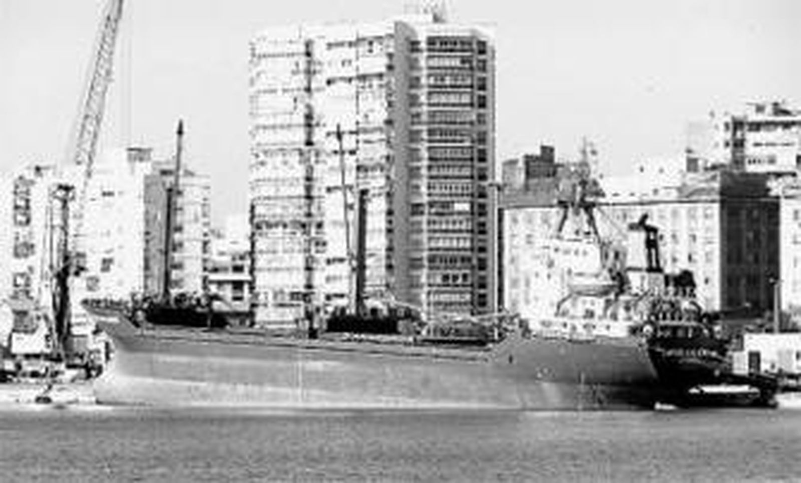 Buque 'a órdenes' atracado en el muelle 4 del Puerto.