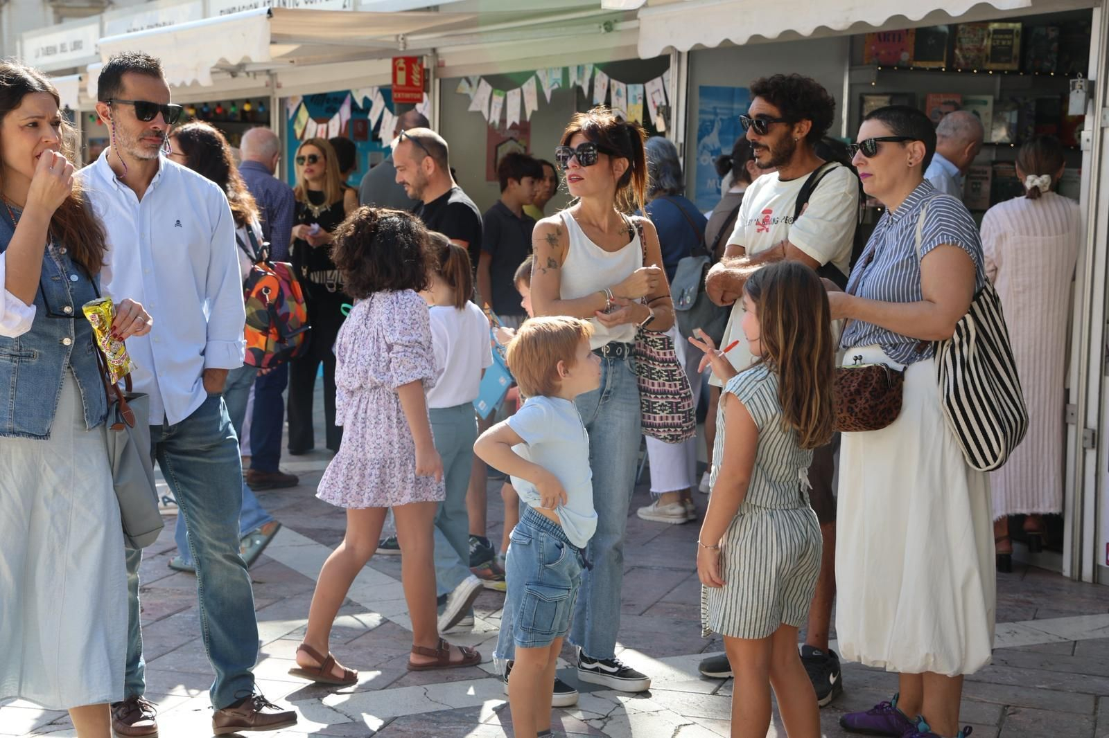 Personas disfrutando de la Feria del libro 2025