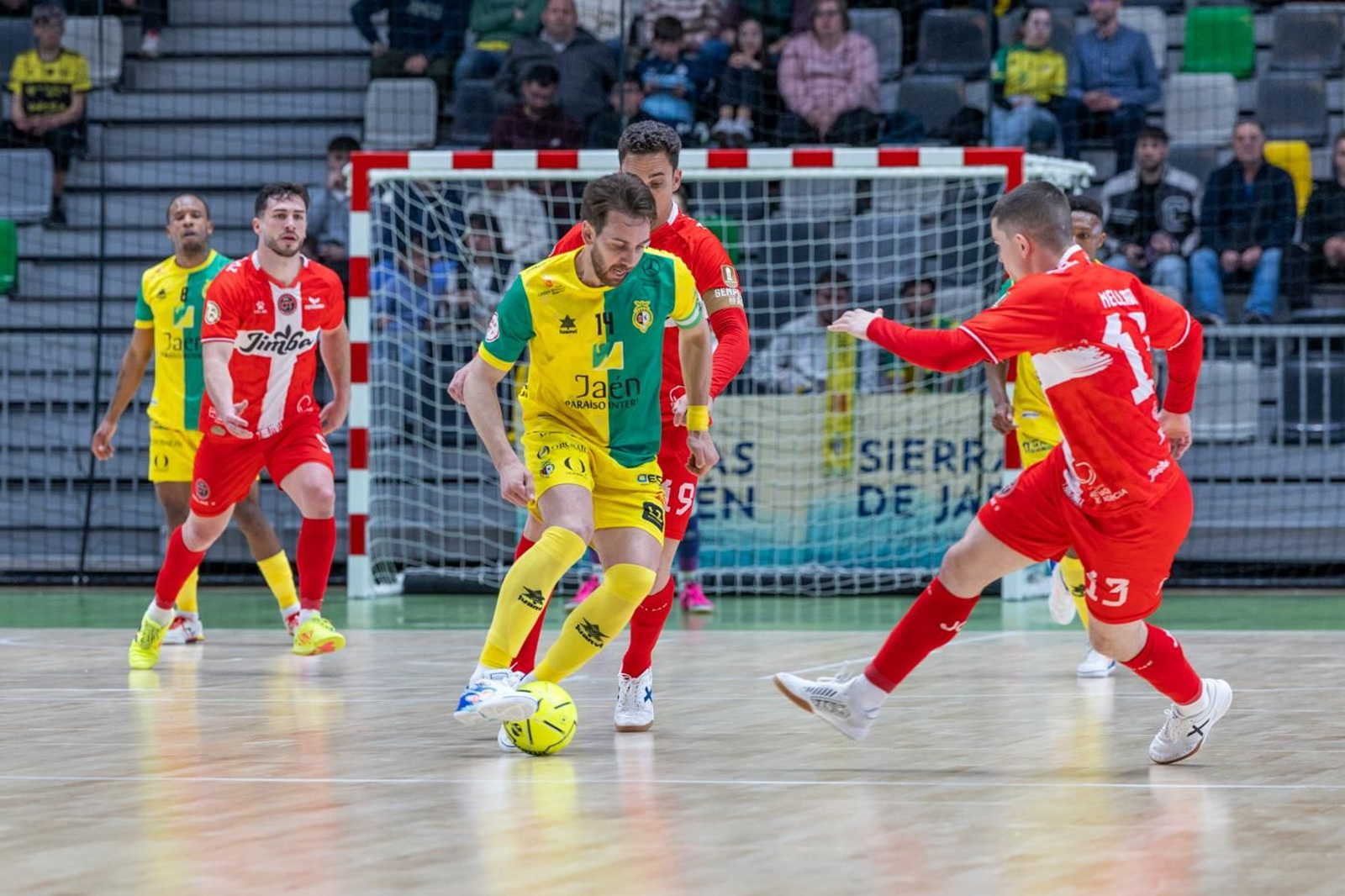 En imágenes: la afición y mejores jugadas del Jaén FS - Jimbee Cartagena