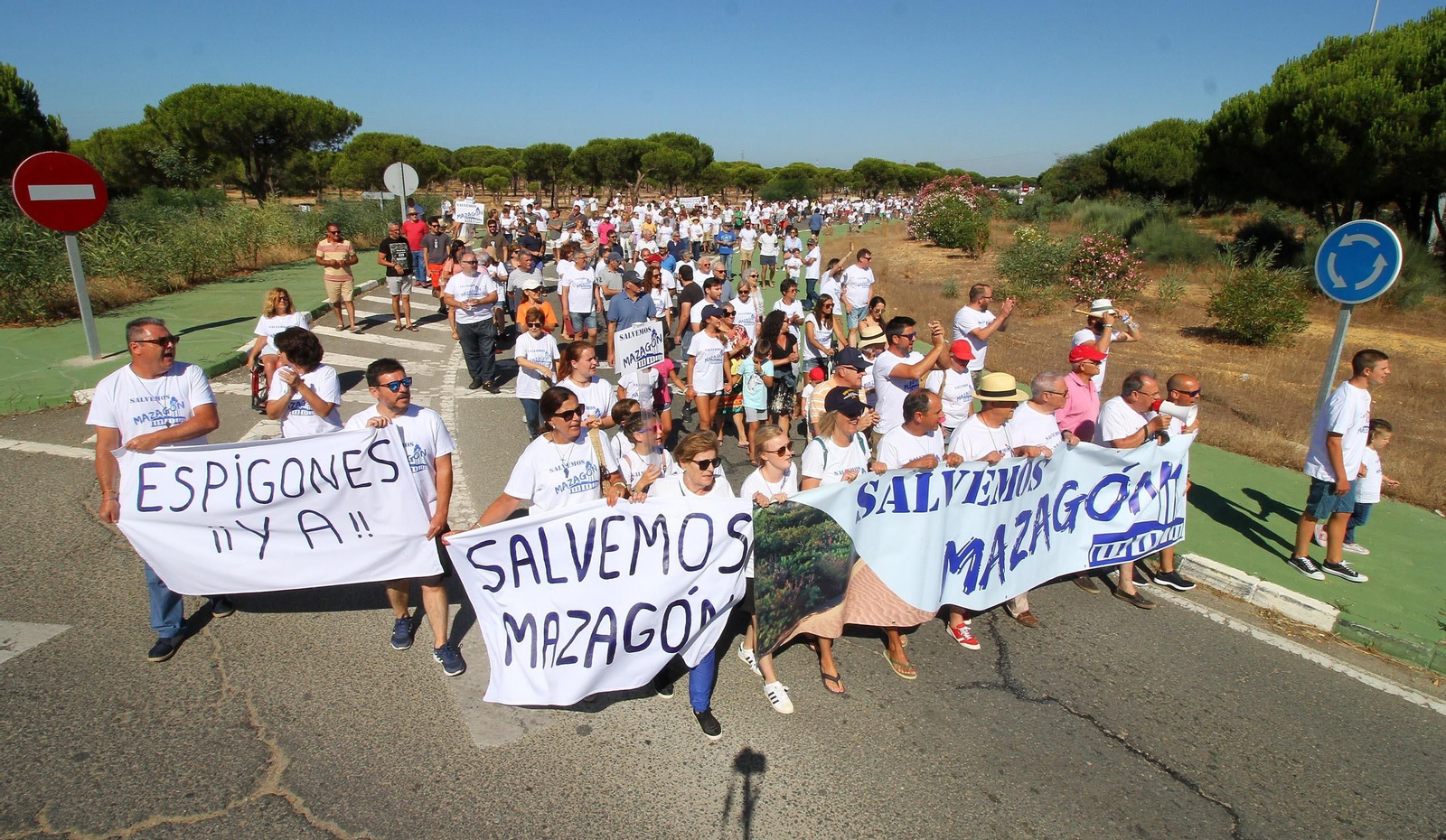 La manifestación "Salvemos Mazagón" en imágenes