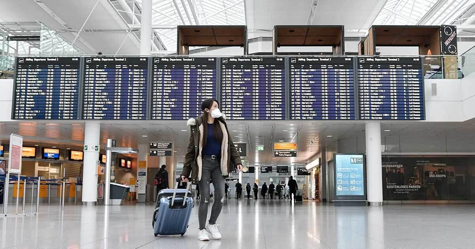 Una viajera con mascarilla en el aeropuerto de Múnich.