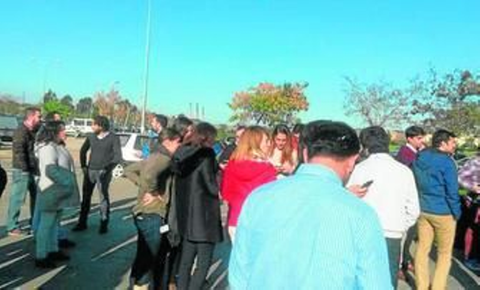 Trabajadores de Abengoa realizan un paro junto a las instalaciones de la firma.