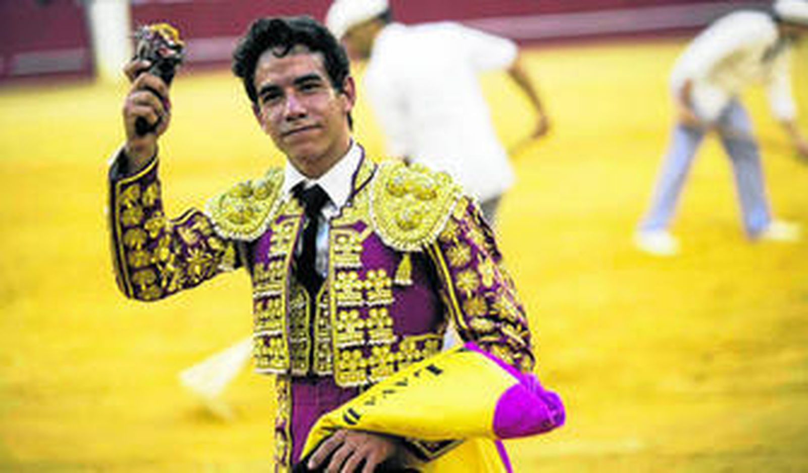 El malagueño José Antonio Lavado pasea la primera oreja de la feria, en su presentación como novillero con picadores.