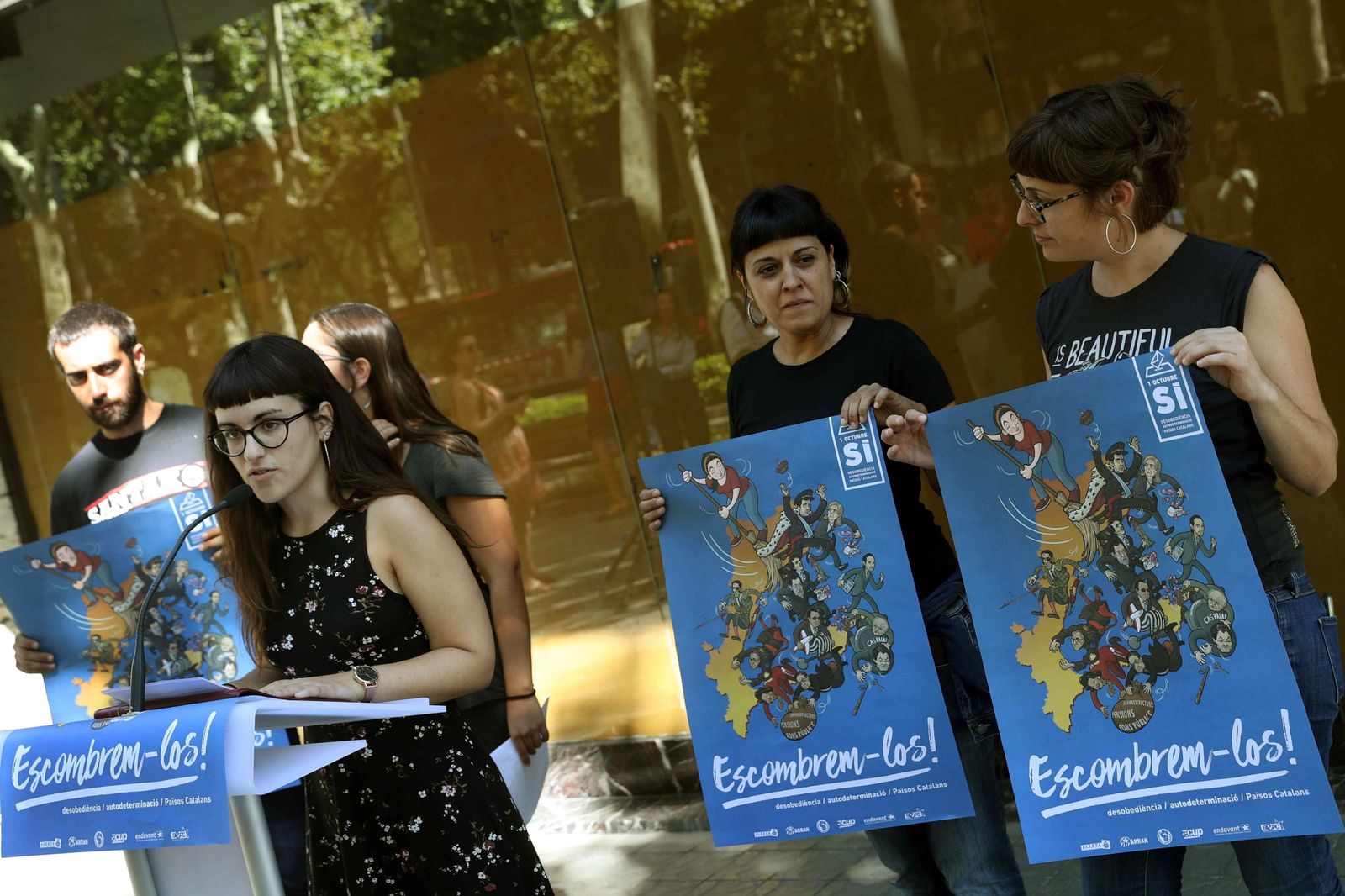 La diputada de la CUP Anna Gabriel (izda.) y la portavoz de Arran, Mar Ampurdanès (centro), presentando ayer la campaña del referéndum independentista.