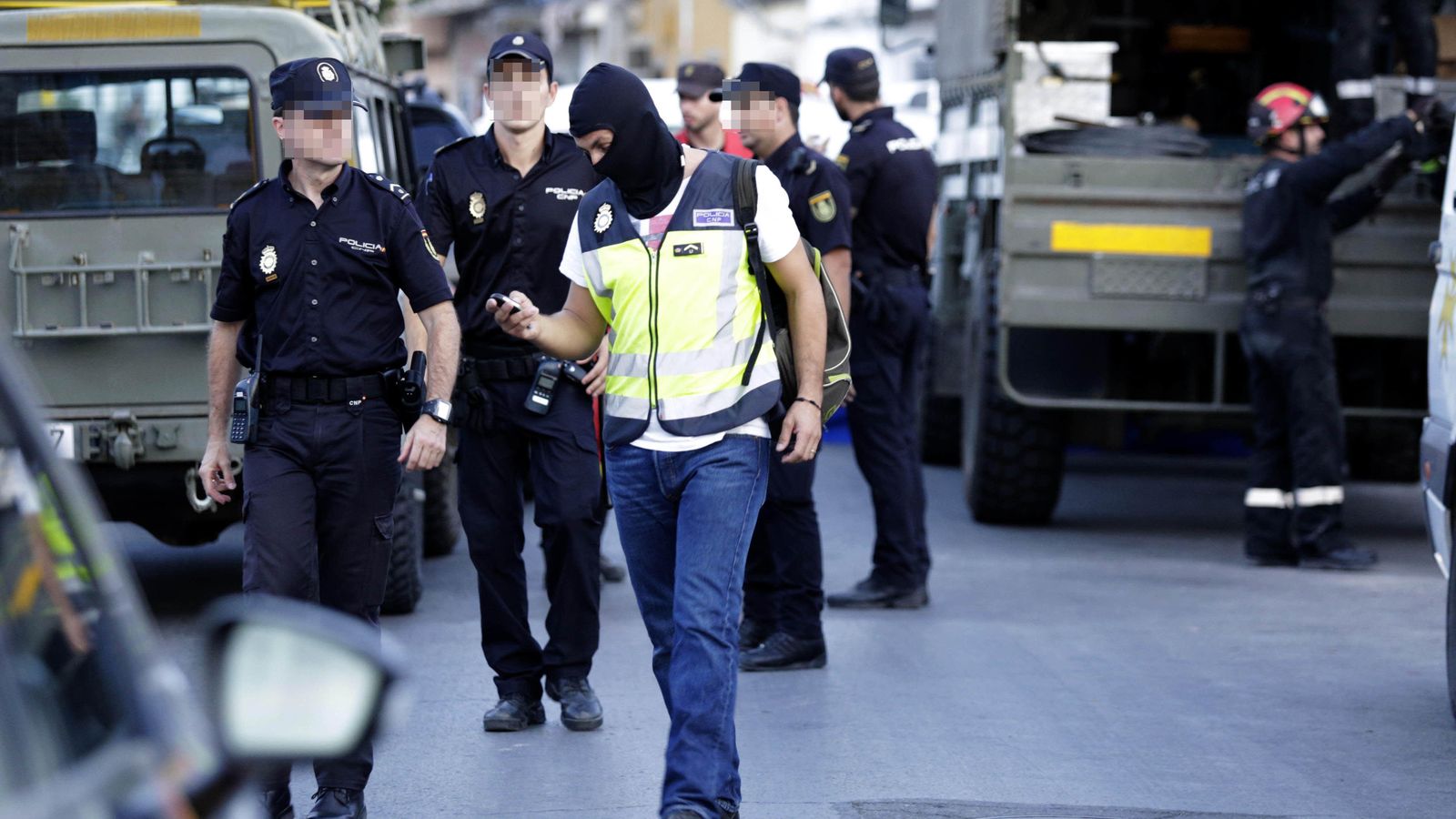 Varios agentes de la Policía, durante la búsqueda de los cuerpos dentro de la vivienda de Dos Hermanas.