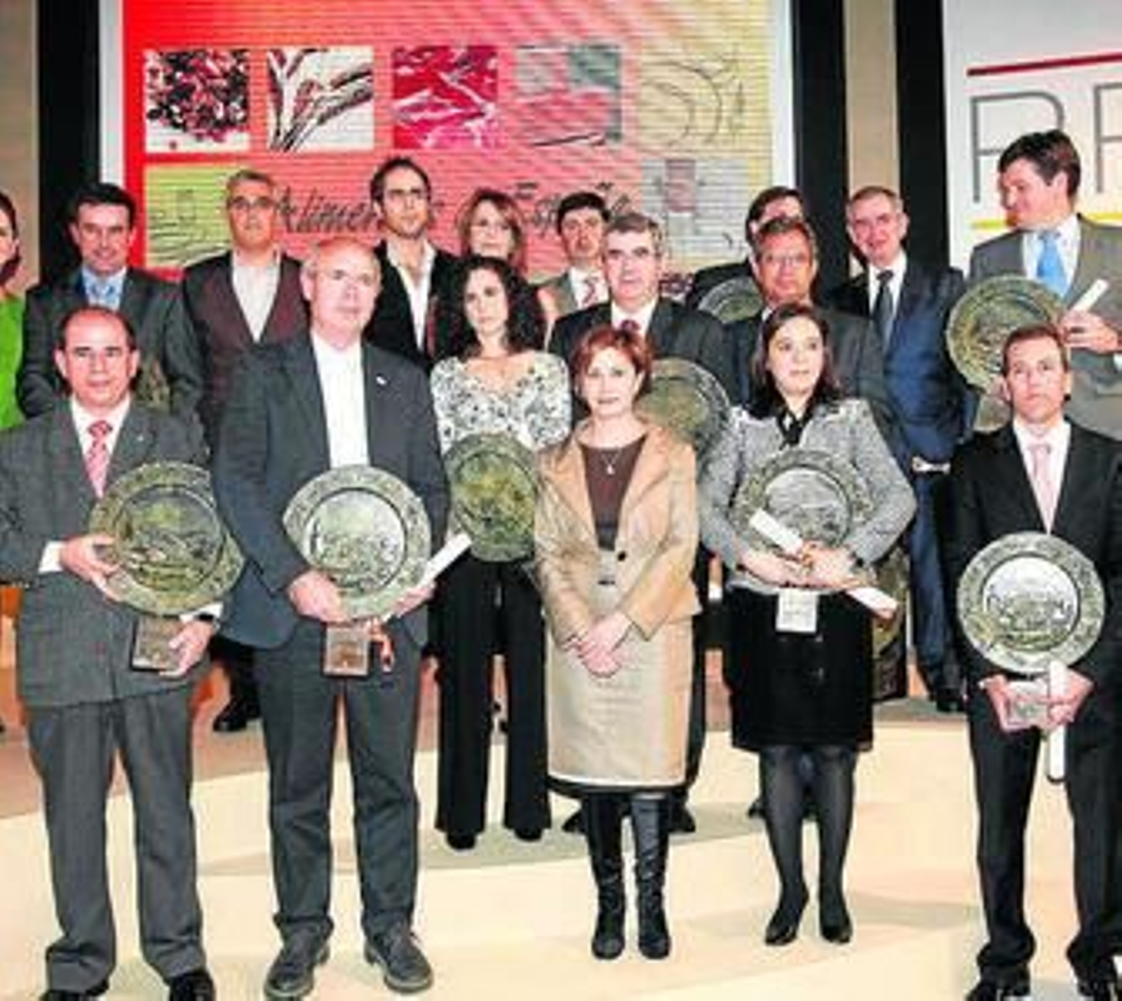 Foto de familia de los premiados, ayer en Madrid. Foto de familia de los premiados, ayer en Madrid.