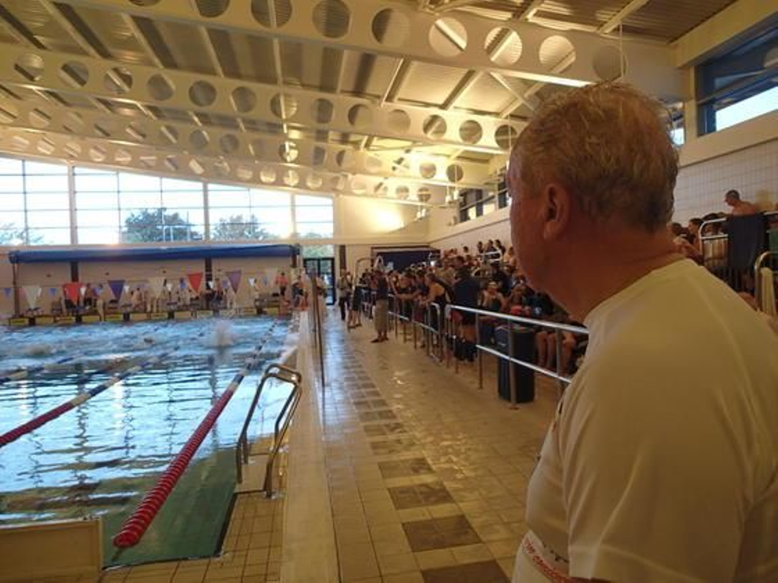 Antonio Mihura atento a la salida de la prueba 200 metros mariposa
