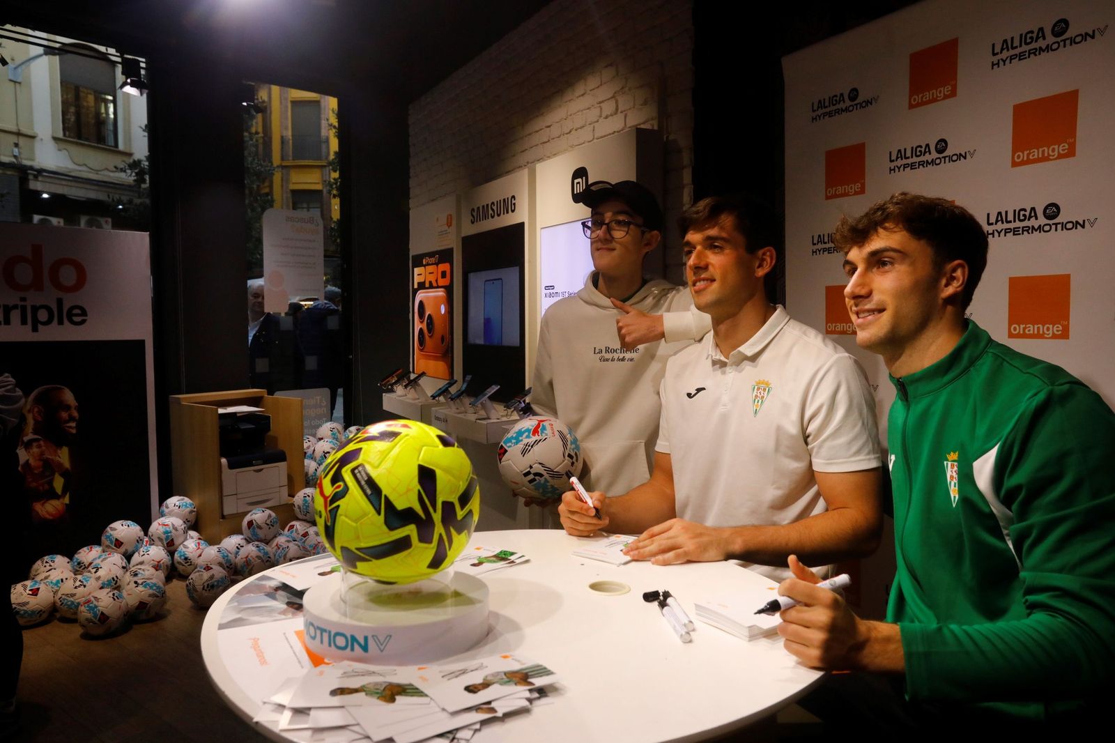 Las mejores fotos de la exitosa firma de autógrafos del Córdoba CF en el centro de la ciudad