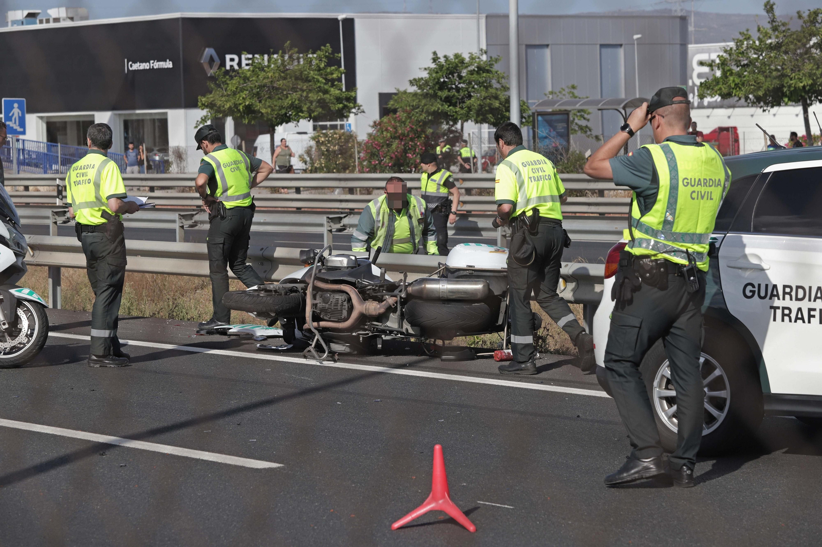 Varios agentes de la Guardia Civil junto a la moto de Fermín Cabezas el día del accidente